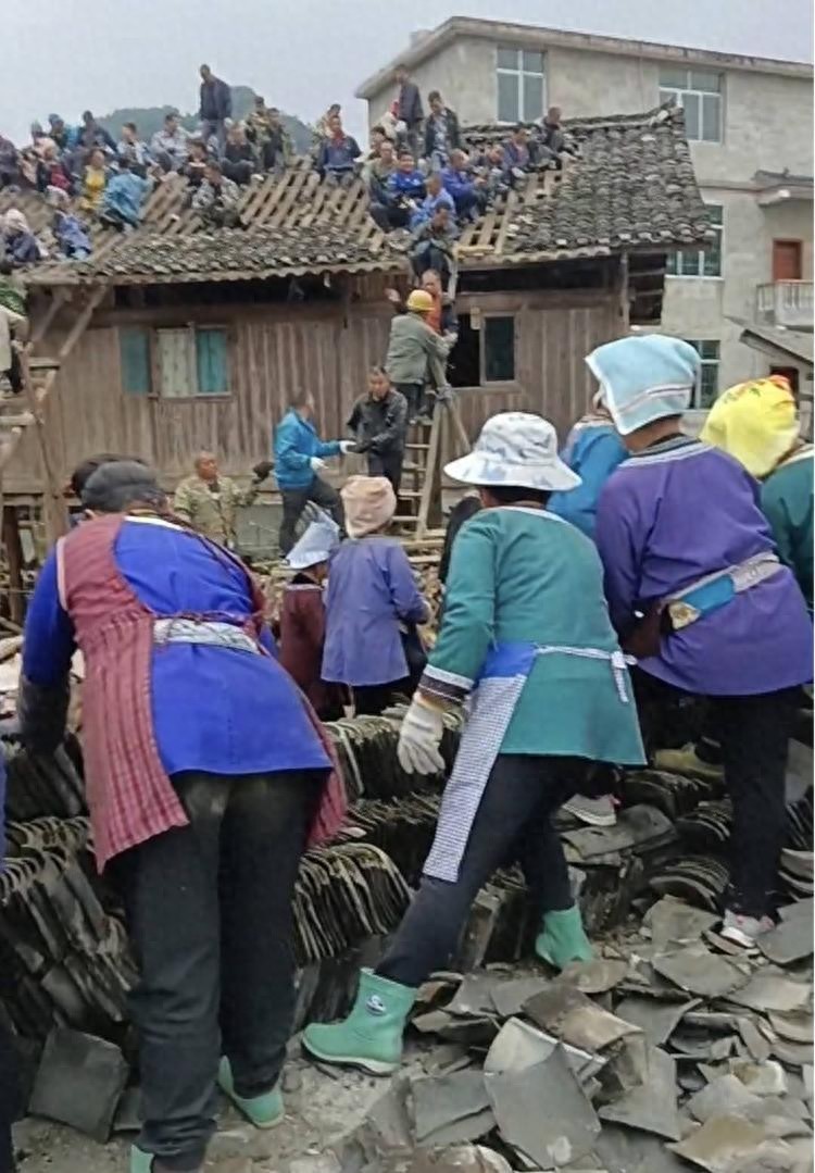 Tin được không: 200 người làm “thần đèn” di chuyển thành công ngôi nhà nặng 6 tấn đi 30m, chủ nhà khẳng định “Không ai lấy tiền công”- Ảnh 2.