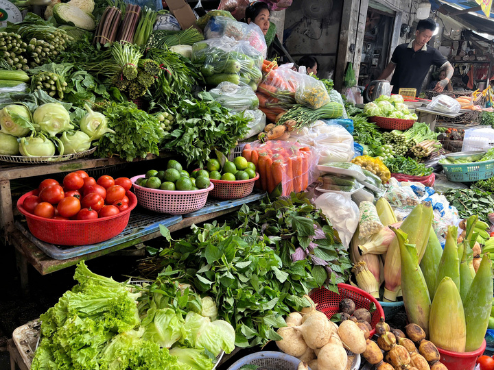 Hàng thiết yếu đua nhau tăng giá, người dân cắn răng chi tiêu- Ảnh 1.