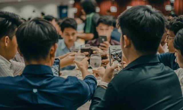 Đi họp lớp sẽ thấy có hai loại giàu, giàu thật và giàu để gặp bạn cũ- Ảnh 1.