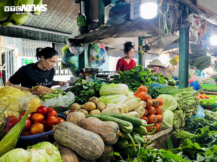 Giá rau xanh tại TP.HCM tăng vọt- Ảnh 1.