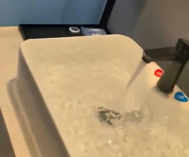 Bị từ chối hủy đặt phòng, khách cố tình xả nước làm ngập phòng khách sạn, sau đó phải đền gấp gần 300 lần số tiền ban đầu- Ảnh 1.