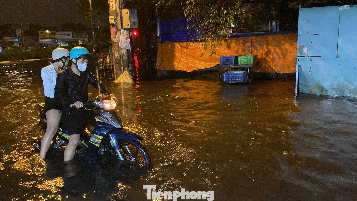 TPHCM chuyển lạnh, sắp đón đợt mưa lớn diện rộng- Ảnh 2.