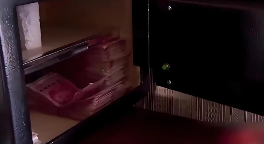 Tối bỏ hơn 264 triệu đồng tiền mặt vào két sắt, sáng hôm sau đã “bay mất” 36 triệu: Cảnh sát kiểm tra camera, vạch trần “chiêu trò” của kẻ trộm- Ảnh 1.