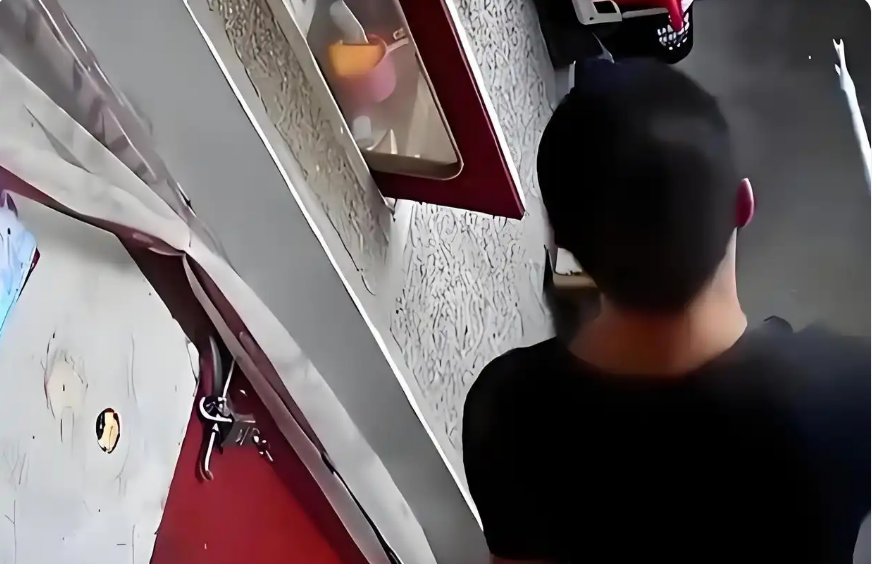 Tối bỏ hơn 264 triệu đồng tiền mặt vào két sắt, sáng hôm sau đã “bay mất” 36 triệu: Cảnh sát kiểm tra camera, vạch trần “chiêu trò” của kẻ trộm- Ảnh 2.