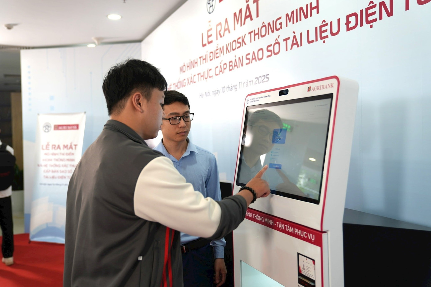 Người dân Hà Nội trải nghiệm chứng thực giấy tờ chỉ trong3 - 5 phút- Ảnh 1.