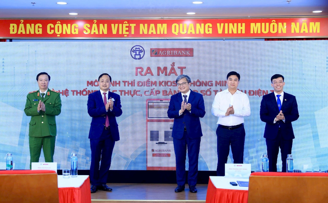 Người dân Hà Nội trải nghiệm chứng thực giấy tờ chỉ trong3 - 5 phút- Ảnh 2.