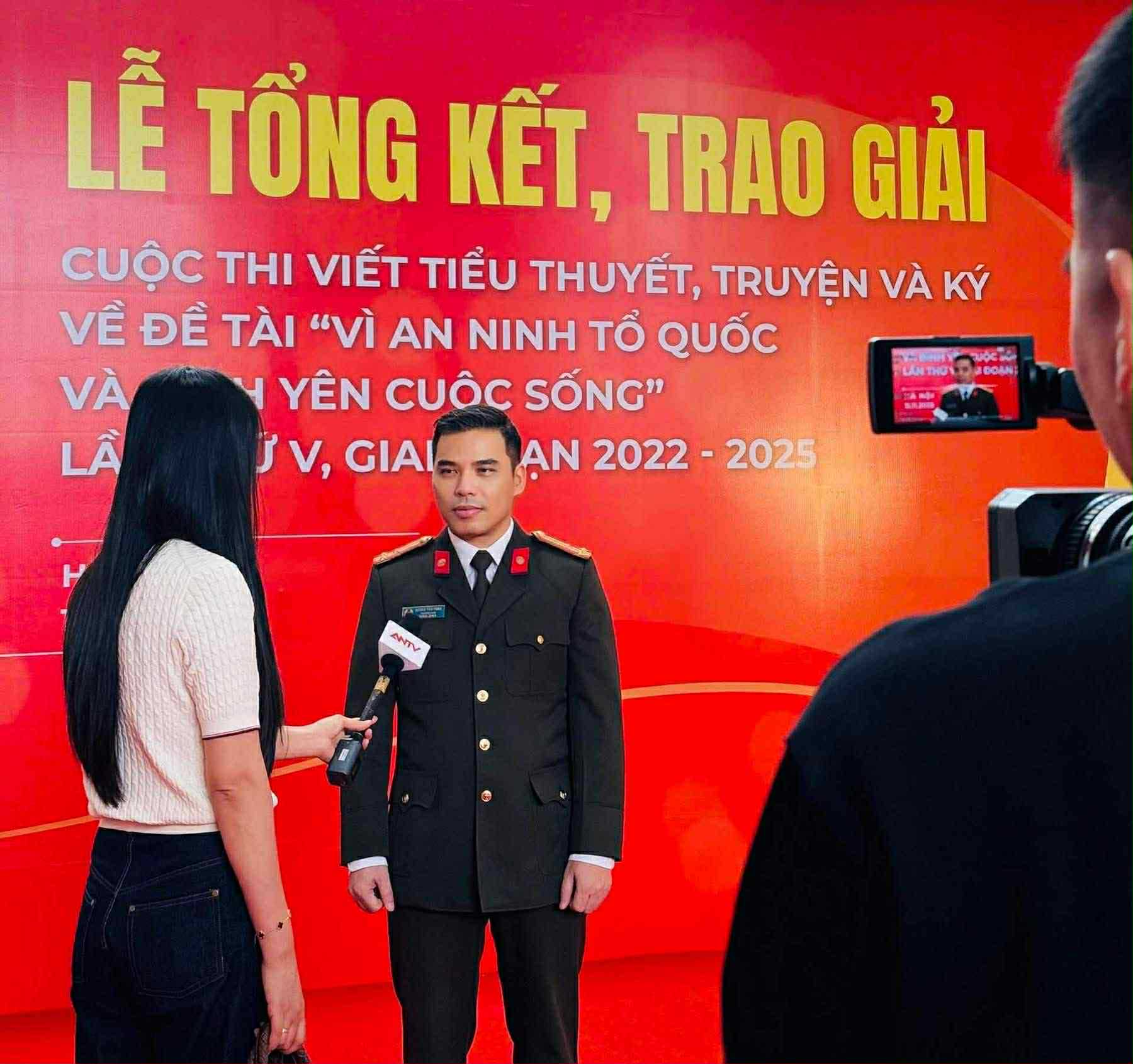 Thượng tá công an giành giải nhất văn chương với tiểu thuyết đầu tiên về tội phạm dữ liệu- Ảnh 1. Thượng tá công an giành giải nhất văn chương với tiểu thuyết đầu tiên về tội phạm dữ liệu- Ảnh 1.