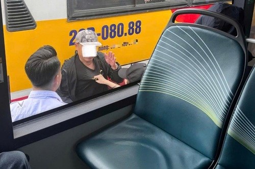 Bị động chạm vào cơ thể, nữ sinh 18 tuổi khống chế người đàn ông ở bến xe- Ảnh 1.