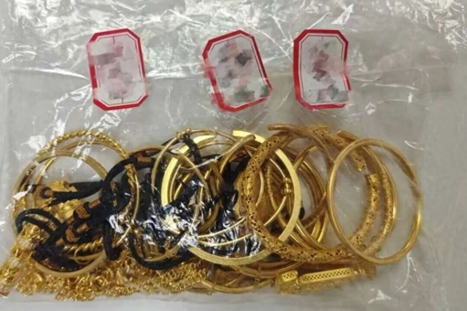 Mang vàng đi cầm đồ được 900 triệu đồng, người phụ nữ bị bắt giữ- Ảnh 2.