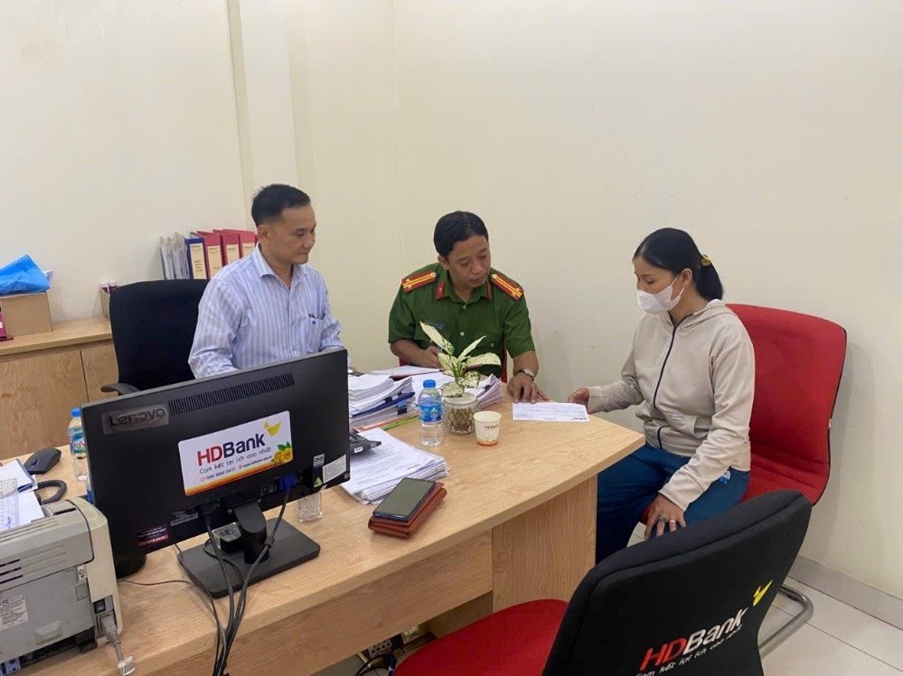 Ngay 8h sáng, người phụ nữ 47 tuổi đã đến HDBank chuyển khoản để mua thùng hàng: Công an được báo tin, yêu cầu dừng giao dịch gấp- Ảnh 2.