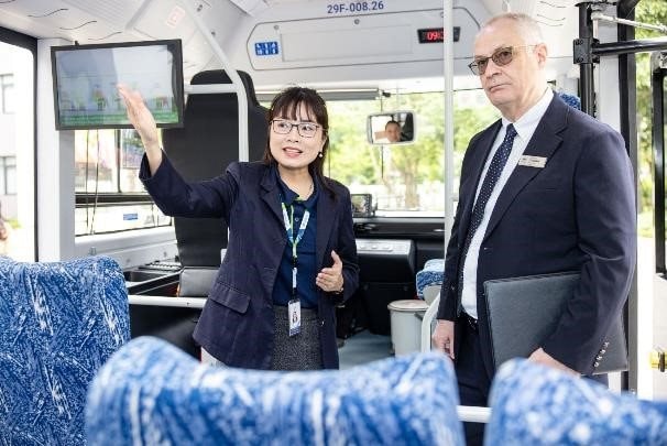 Tỷ phú Phạm Nhật Vượng lần đầu tiên ra mắt xe điện học đường tại Việt Nam, đảm bảo không bỏ sót học sinh- Ảnh 2.