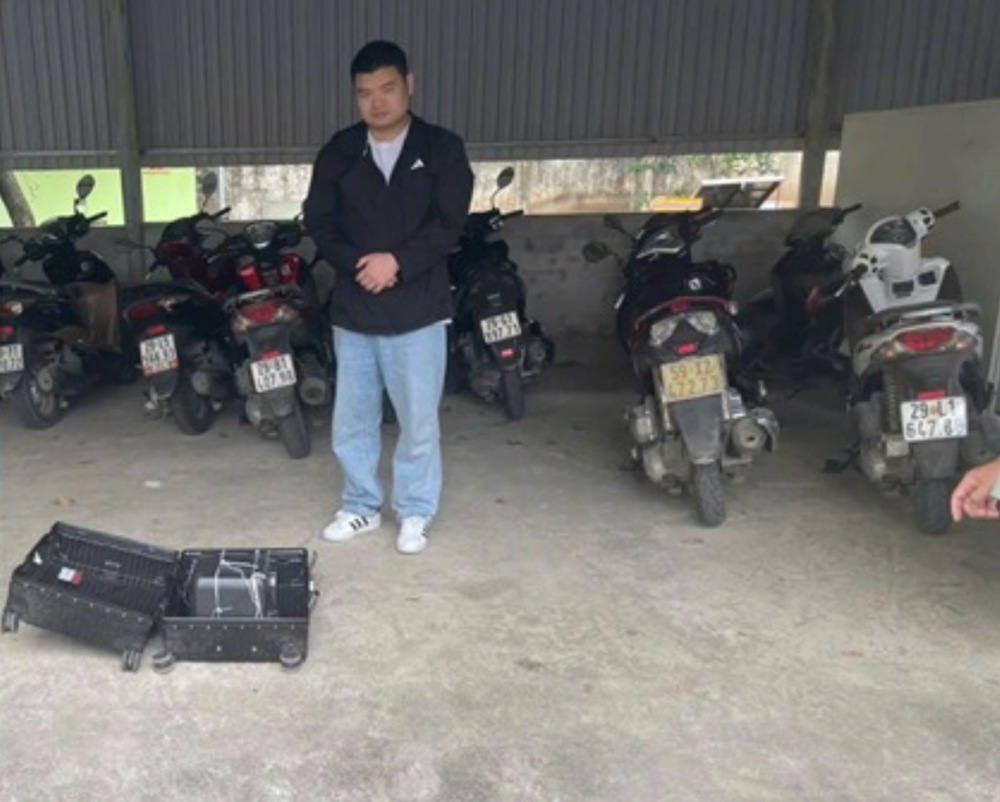 Xuất hiện chiêu trò lừa đảo cực tinh vi, chiếm đoạt tài khoản ngân hàng ngay giữa trung tâm thương mại- Ảnh 2. Xuất hiện chiêu trò lừa đảo cực tinh vi, chiếm đoạt tài khoản ngân hàng ngay giữa trung tâm thương mại- Ảnh 2.