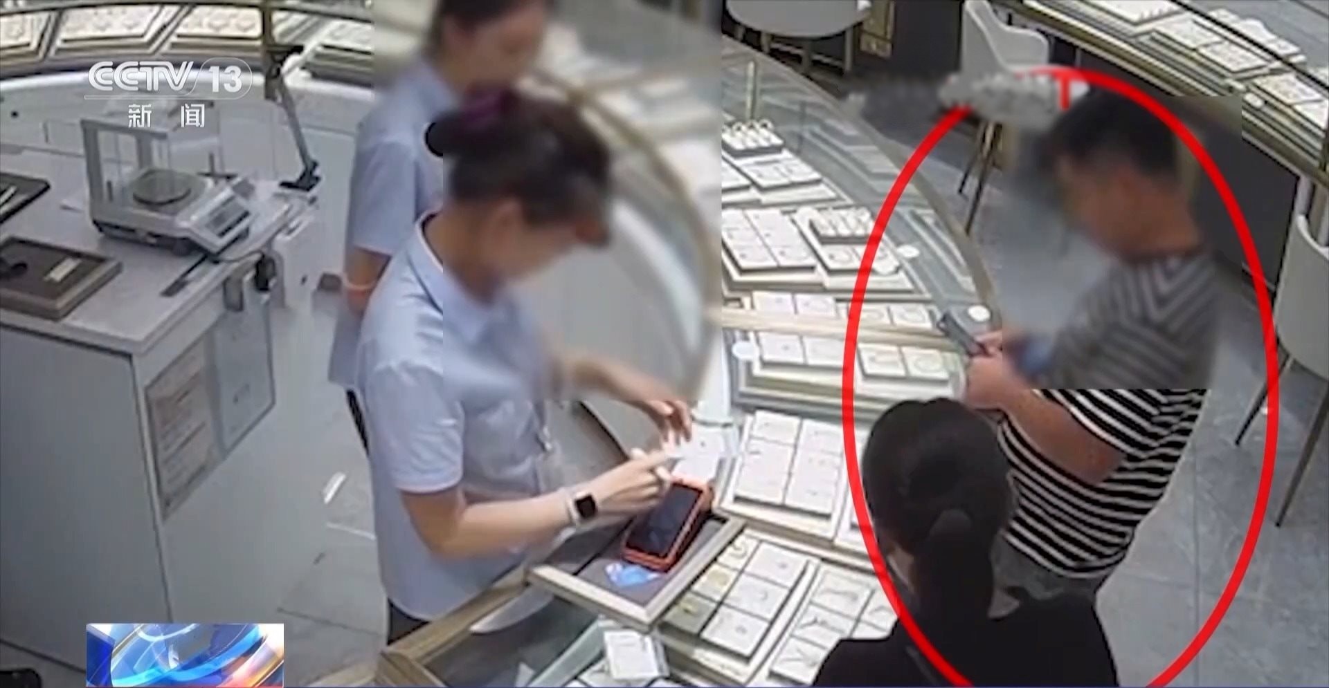 Đôi vợ chồng vào tiệm vàng mua hết 2 tỷ đồng, vừa bước ra cảnh sát lập tức ập đến- Ảnh 1.