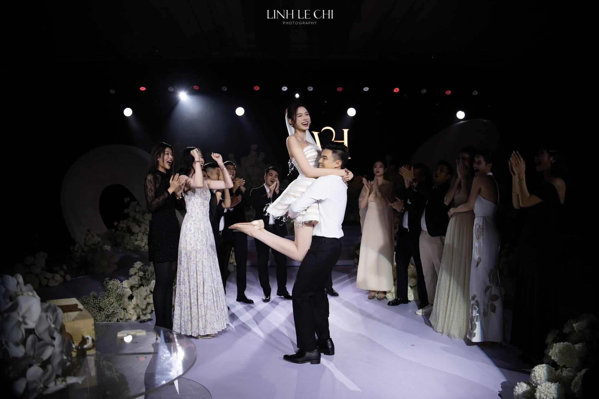 Bức ảnh out nét của vợ chồng TGĐ Tập đoàn Sơn Hải được bàn tán không ngớt- Ảnh 4.