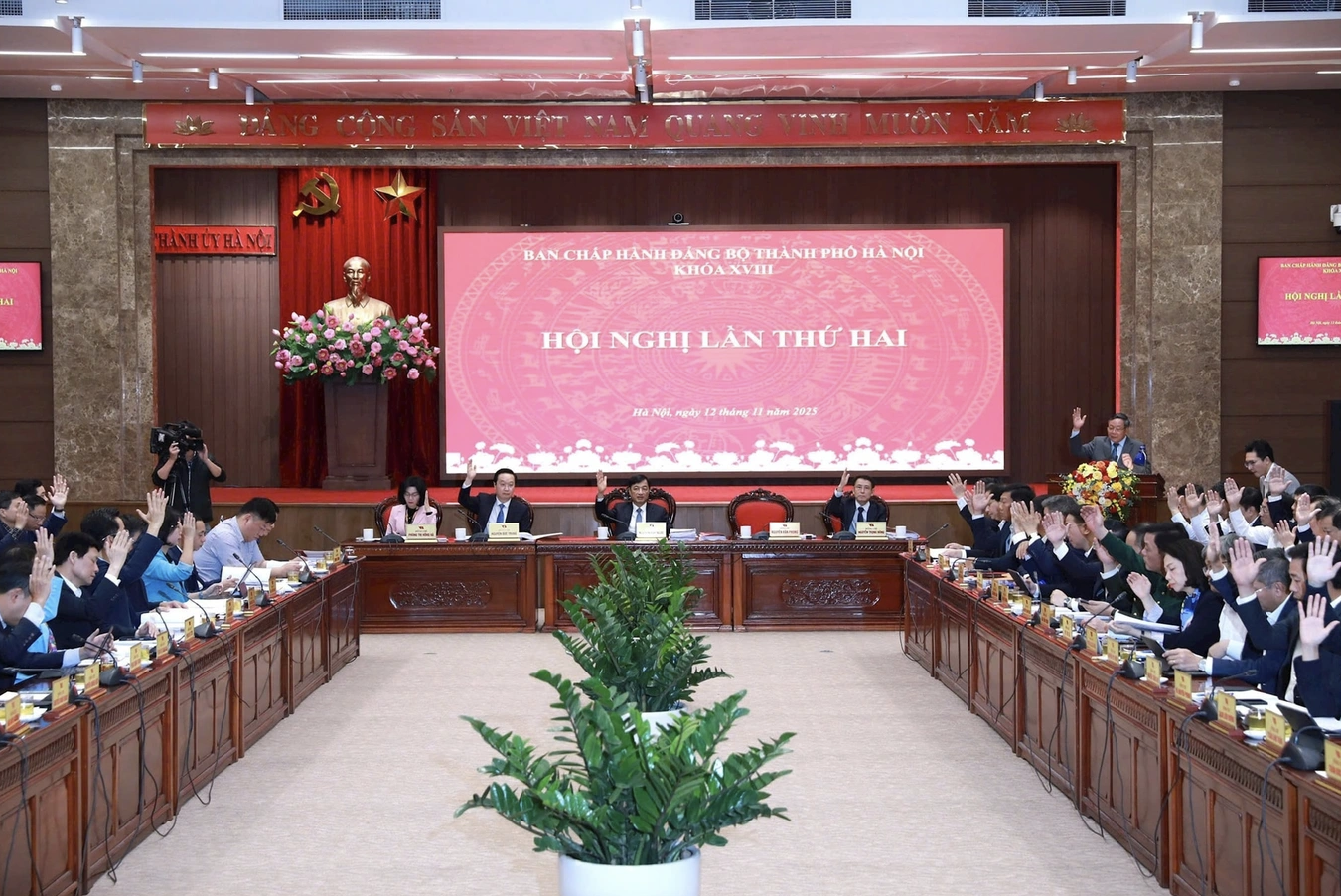 Hà Nội họp bàn về nhân sự Chủ tịch và Phó Chủ tịch UBND thành phố- Ảnh 2.