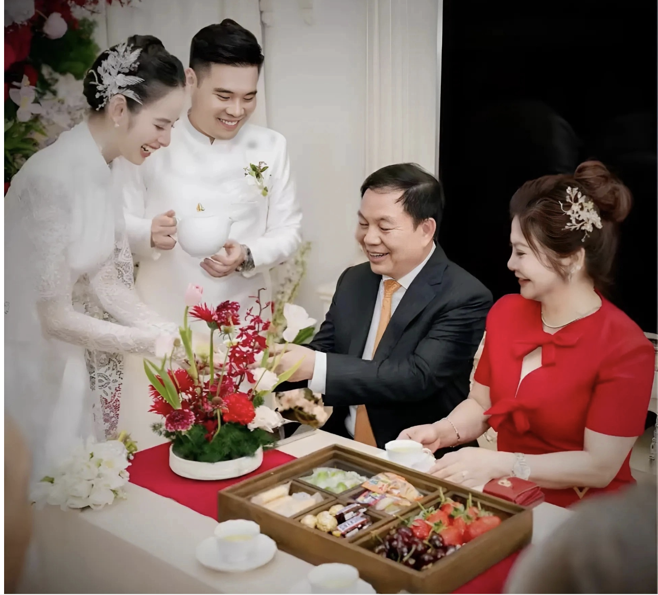 Lễ đón dâu của Hương Liên: Cô dâu đeo sính lễ 200 triệu khoe viusal nức nở, 1 chi tiết bí ẩn gây bàn tán- Ảnh 6.