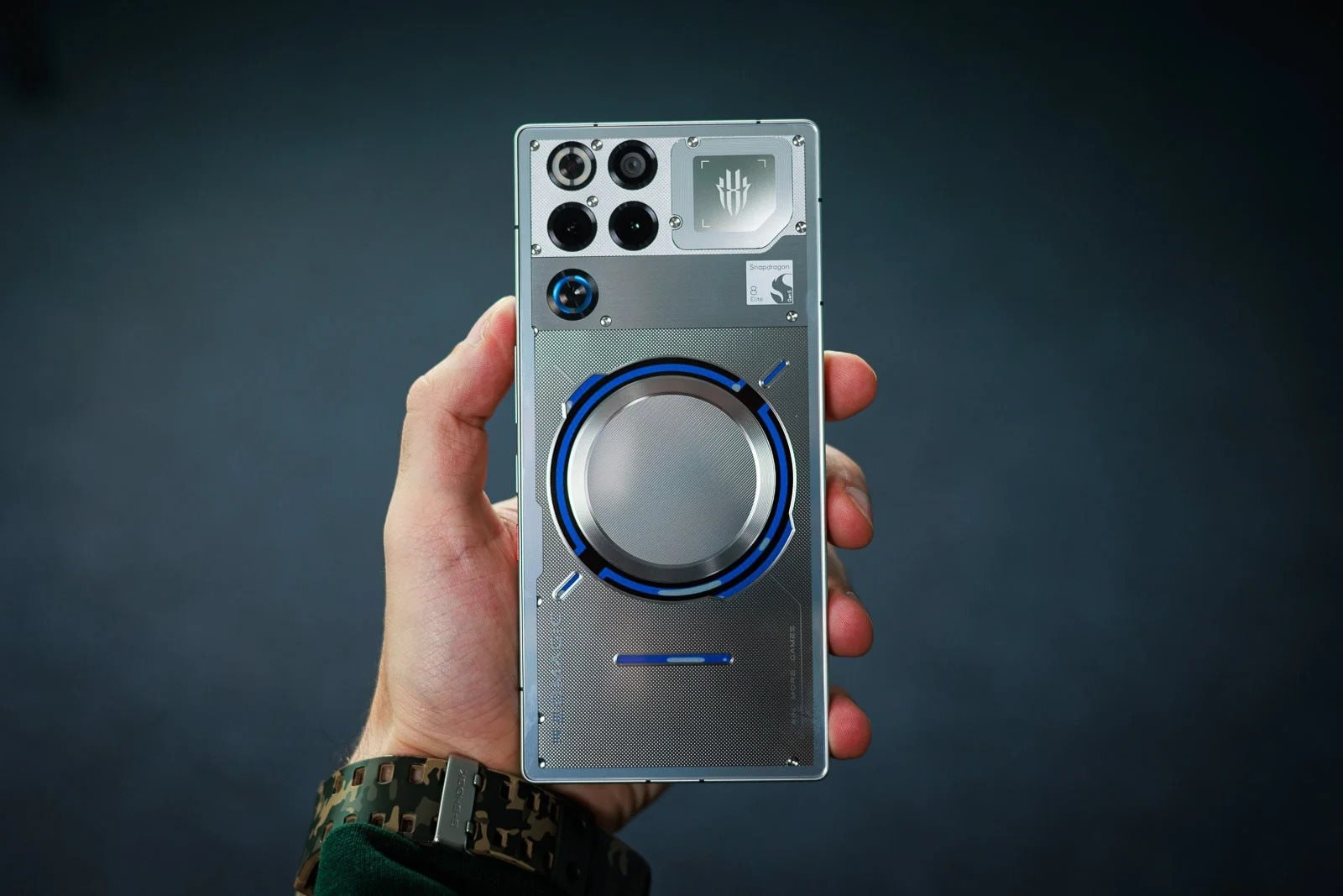 Chuyên gia review: "Lần đầu dùng thử chiếc điện thoại pin 7.500mAh này, tôi quên luôn cả việc cắm sạc"- Ảnh 2.