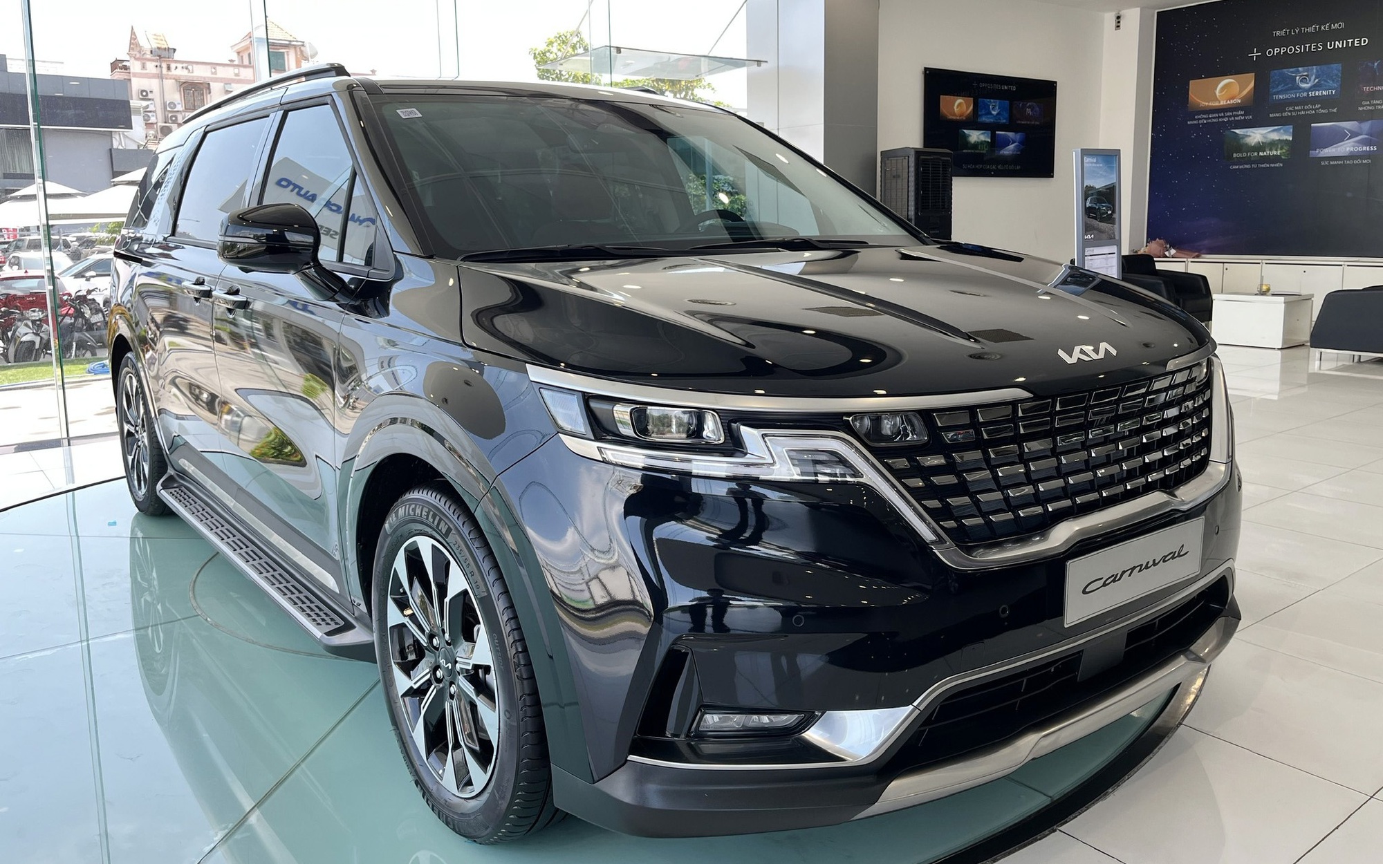 Kia Carnival máy xăng dọn kho giảm giá gần 400 triệu đồng tại đại lý, chạy đều 100km/ngày thì tiền tiết kiệm đủ đổ xăng 6 năm- Ảnh 1.