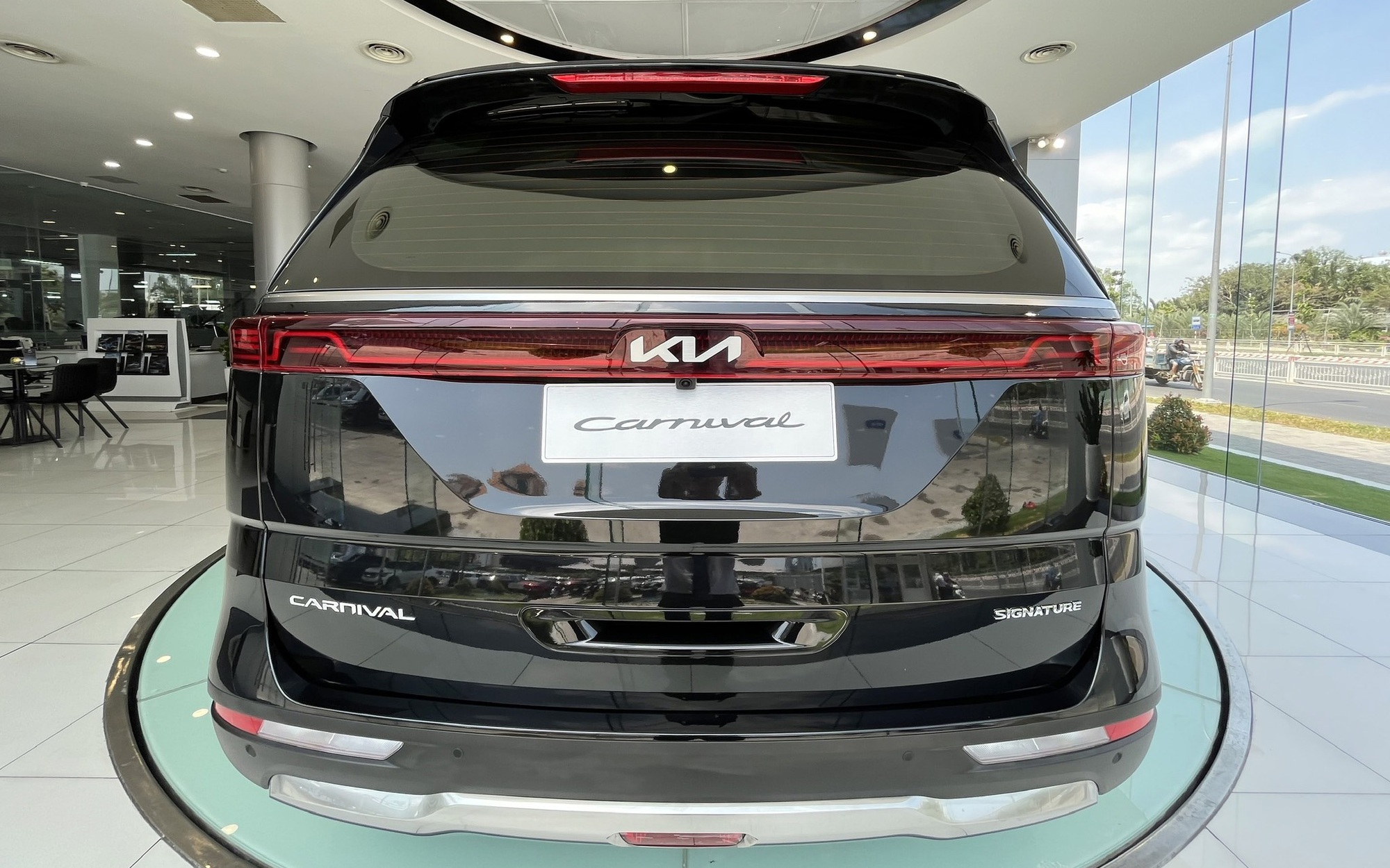 Kia Carnival máy xăng dọn kho giảm giá gần 400 triệu đồng tại đại lý, chạy đều 100km/ngày thì tiền tiết kiệm đủ đổ xăng 6 năm- Ảnh 3.