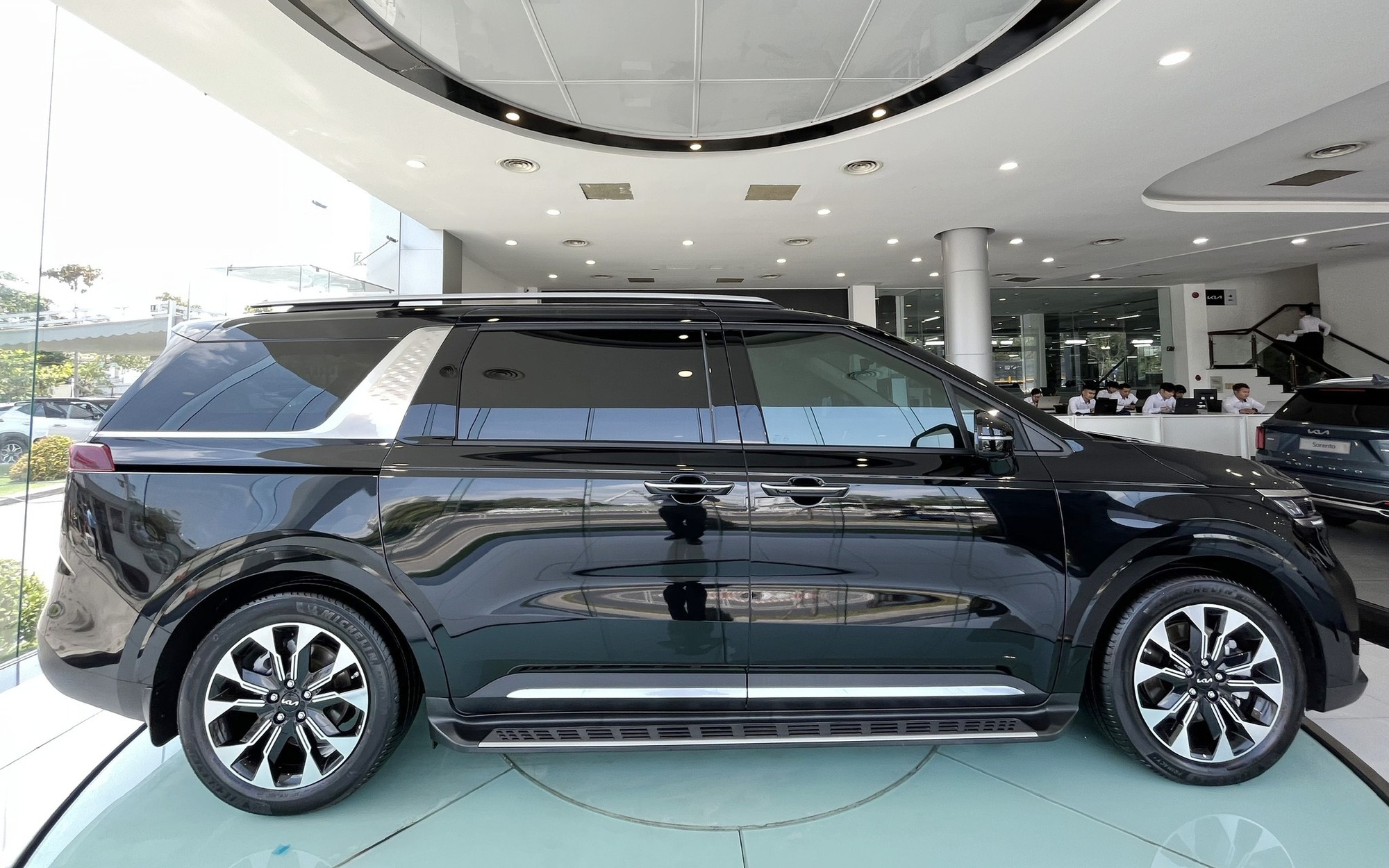 Kia Carnival máy xăng dọn kho giảm giá gần 400 triệu đồng tại đại lý, chạy đều 100km/ngày thì tiền tiết kiệm đủ đổ xăng 6 năm- Ảnh 2.