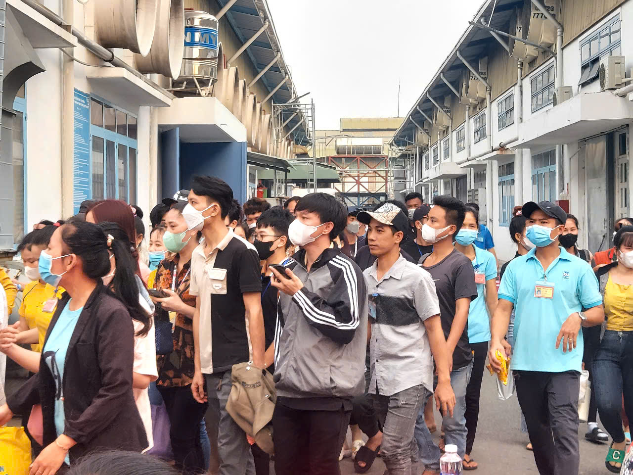 TP HCM: Người lao động ở phường, xã nào được tăng lương tối thiểu 870.000 đồng/tháng từ năm 2026?- Ảnh 1. TP HCM: Người lao động ở phường, xã nào được tăng lương tối thiểu 870.000 đồng/tháng từ năm 2026?- Ảnh 1.