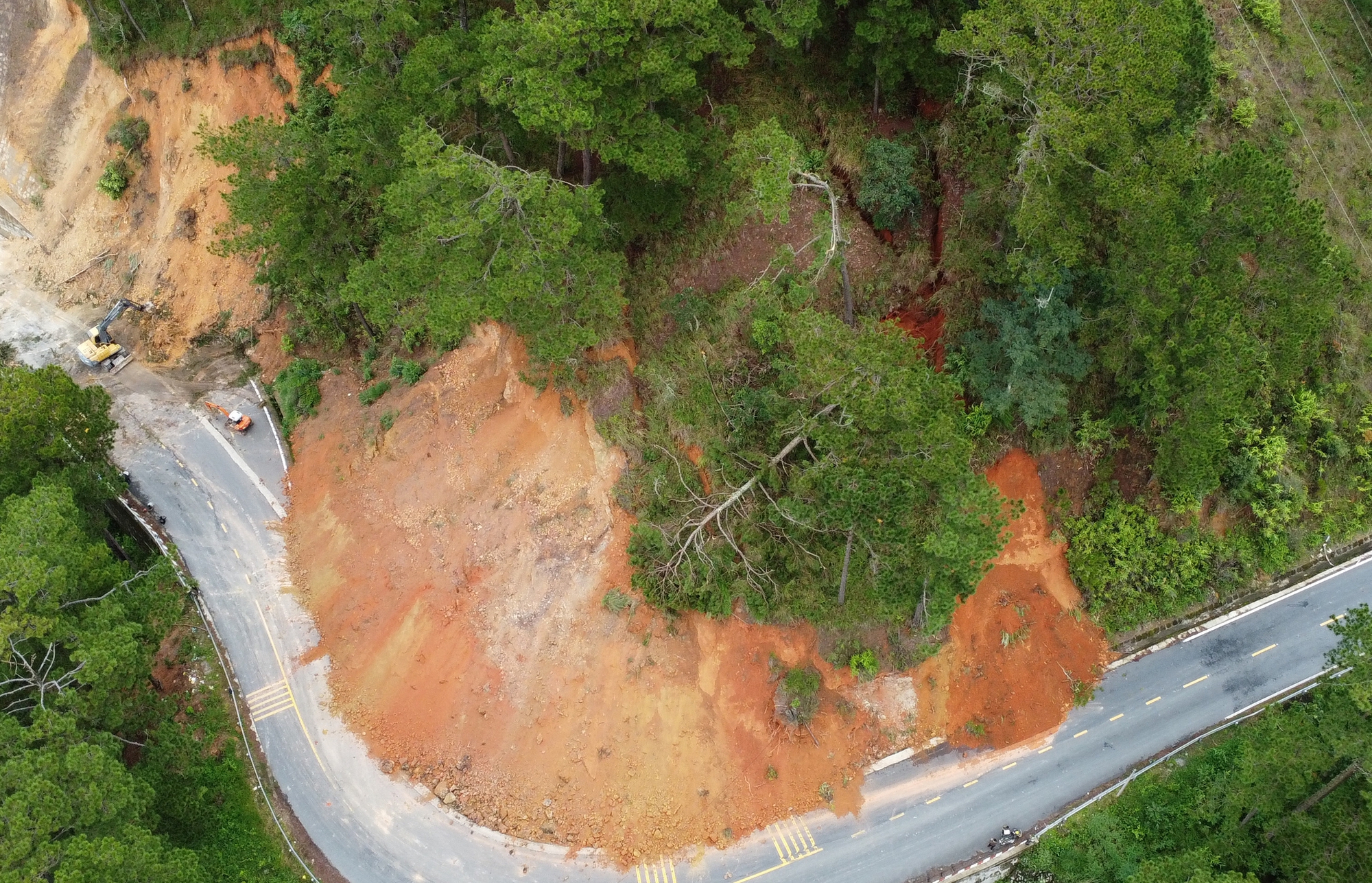 Hơn 9 tỉ đồng để khẩn cấp khắc phục sạt lở đèo D'ran và Gia Bắc- Ảnh 1. Hơn 9 tỉ đồng để khẩn cấp khắc phục sạt lở đèo D'ran và Gia Bắc- Ảnh 1.
