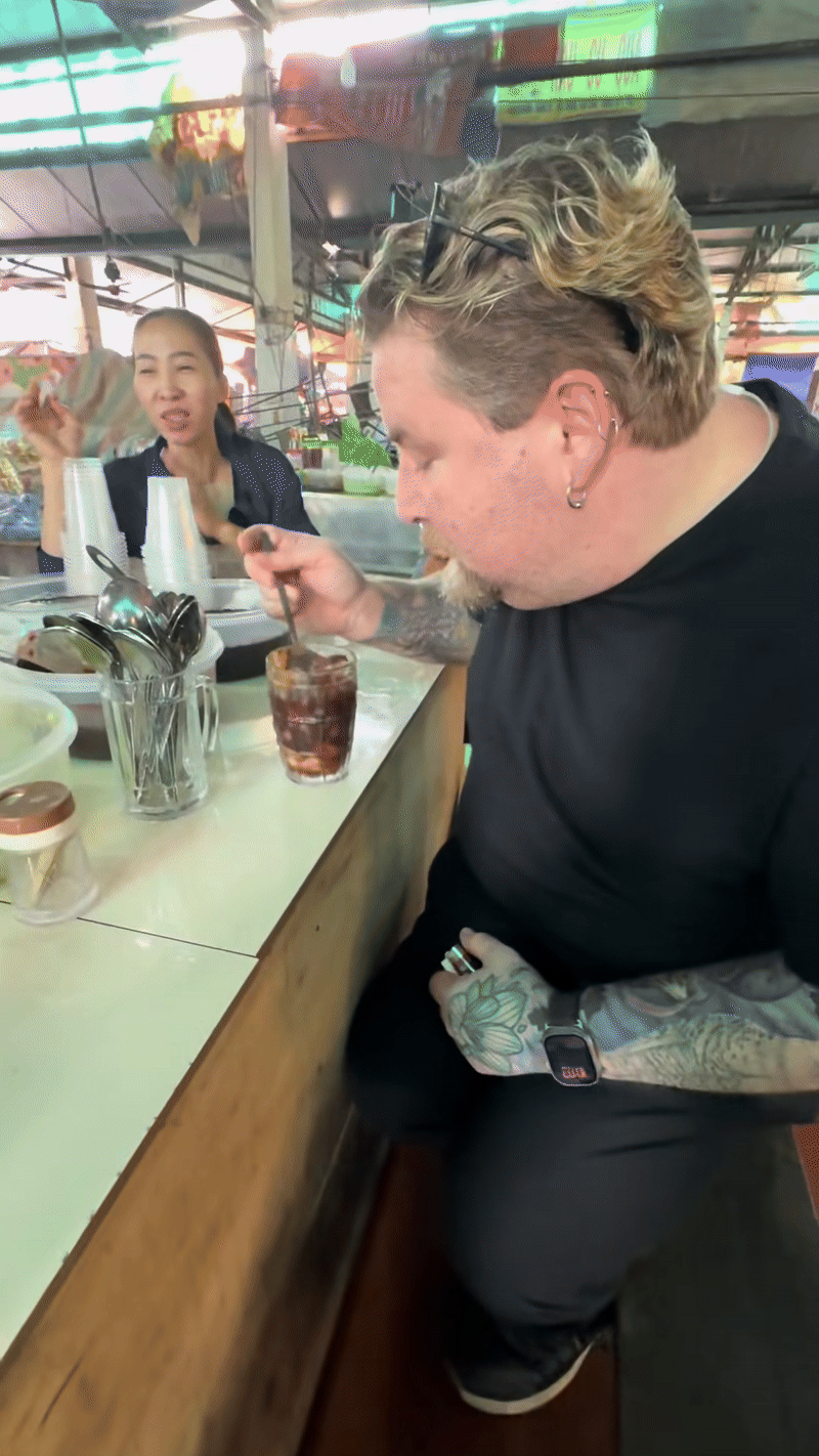 Khách Tây trầm trồ khi ăn món bình dân chỉ vài nghìn trong chợ Việt, nhận xét: Khách Tây trầm trồ khi ăn món bình dân chỉ vài nghìn trong chợ Việt, nhận xét: