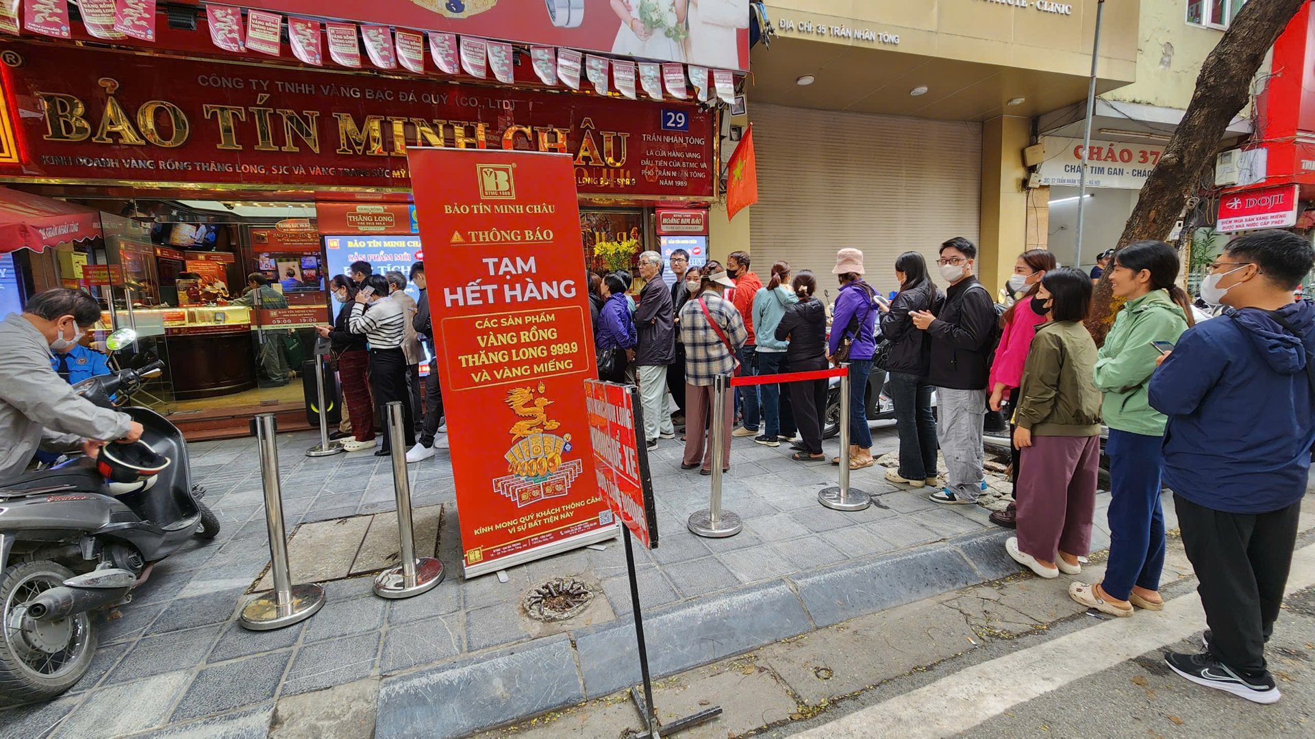 Chân đau vẫn xếp hàng mua vàng từ 3 giờ sáng, cụ bà ở TP.HCM hé lộ chuyện “đứt ruột” về 200 chỉ vàng- Ảnh 1. Chân đau vẫn xếp hàng mua vàng từ 3 giờ sáng, cụ bà ở TP.HCM hé lộ chuyện “đứt ruột” về 200 chỉ vàng- Ảnh 1.