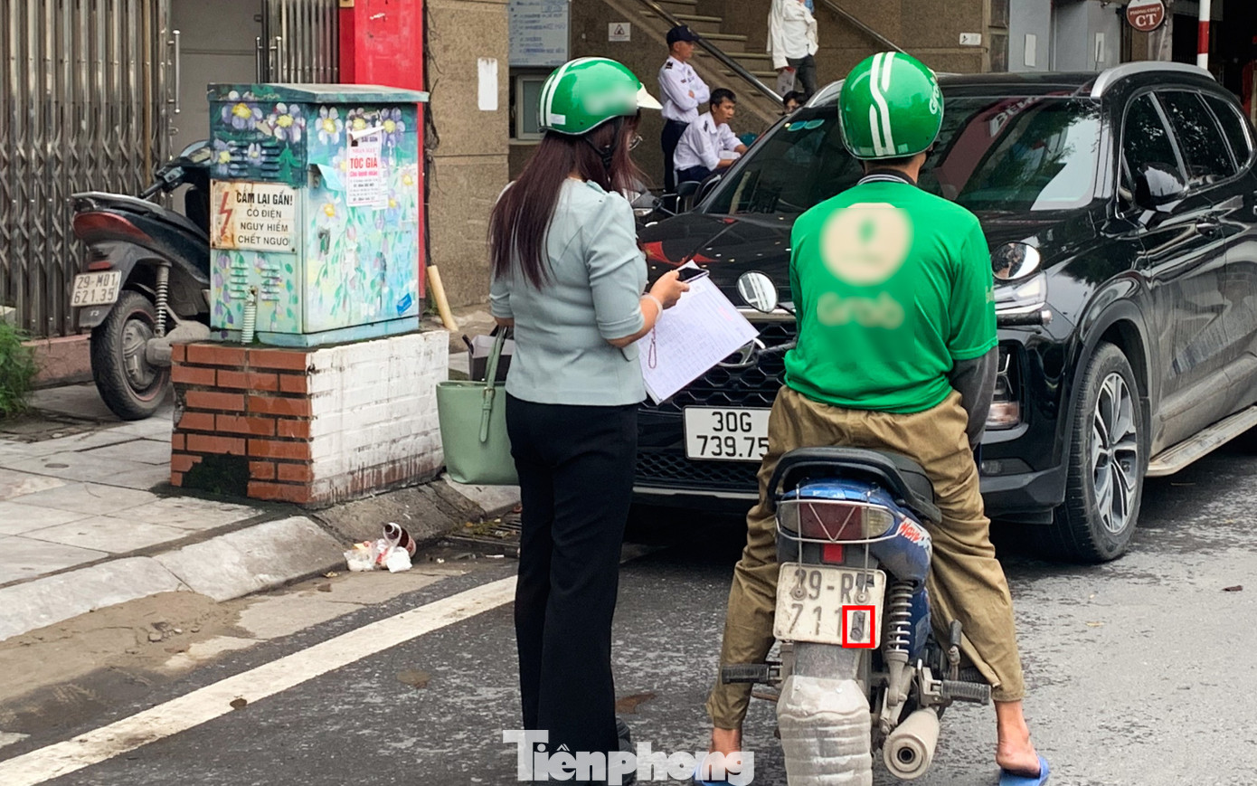 Muôn kiểu chiêu trò che biển né ‘mắt thần’ AI trên đường phố Hà Nội- Ảnh 5.