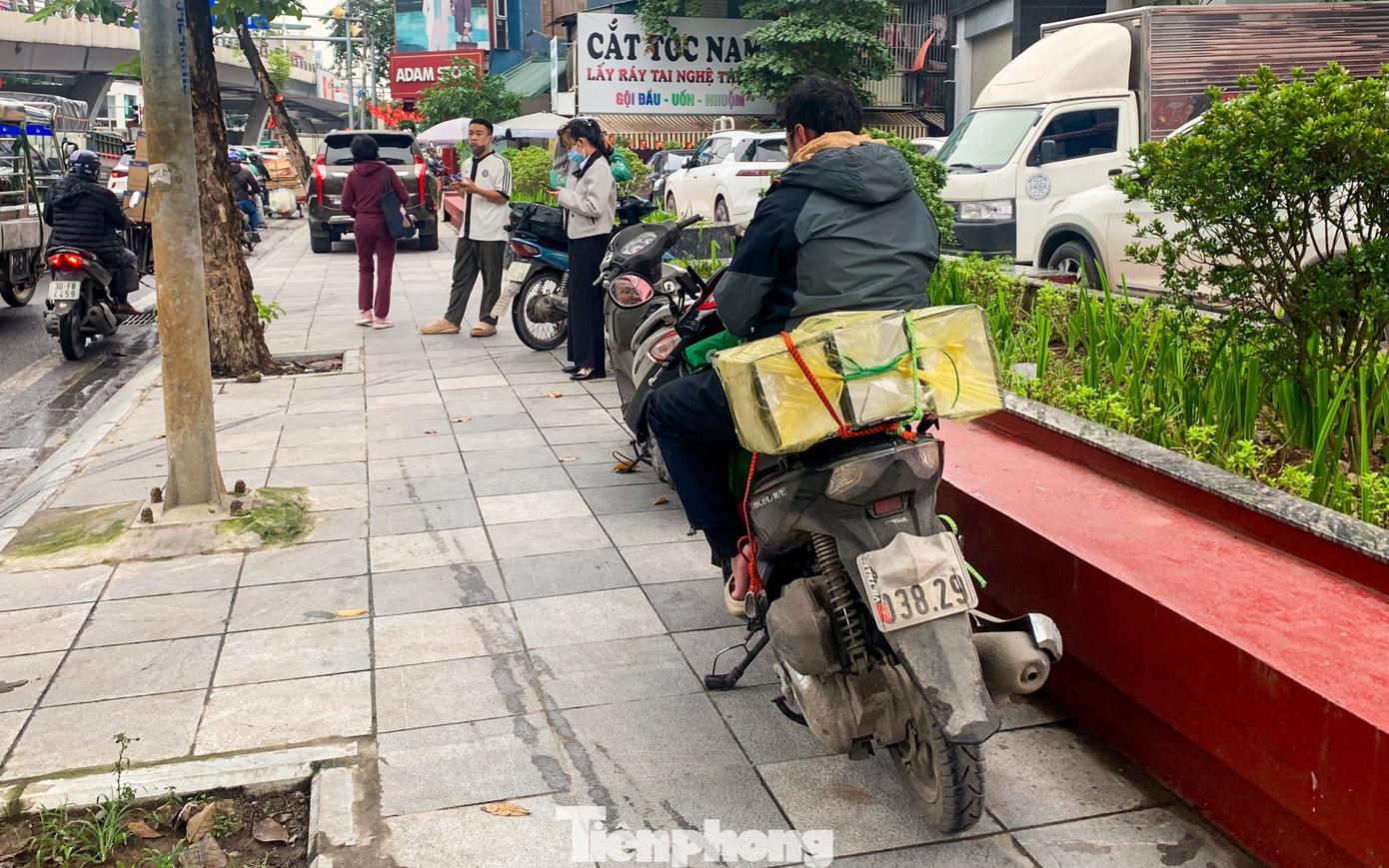 Muôn kiểu chiêu trò che biển né ‘mắt thần’ AI trên đường phố Hà Nội- Ảnh 10.