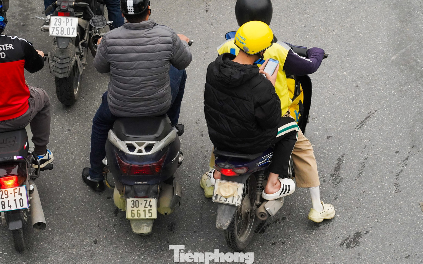 Muôn kiểu chiêu trò che biển né ‘mắt thần’ AI trên đường phố Hà Nội- Ảnh 2.