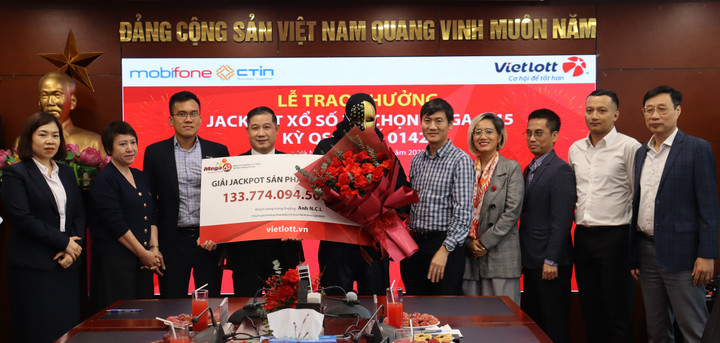 Mua một dãy số suốt 2 năm, người đàn ông Khánh Hòa trúng gần 134 tỷ đồng- Ảnh 1.