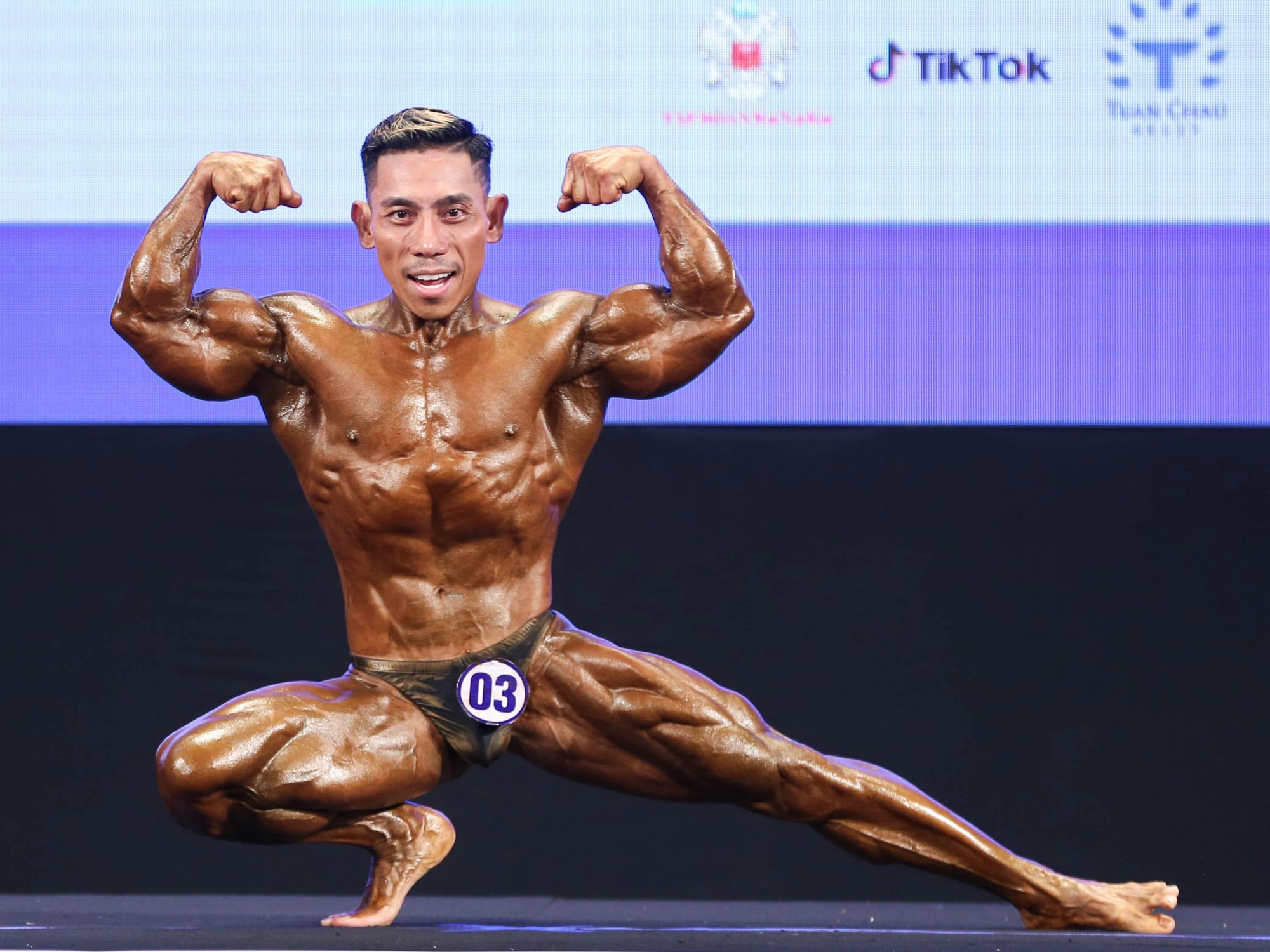 Chàng trai Việt Nam chỉ cao 1m58 nặng 45kg lột xác thành quái vật thể hình khiến tất tất cả ngỡ ngàng- Ảnh 1.