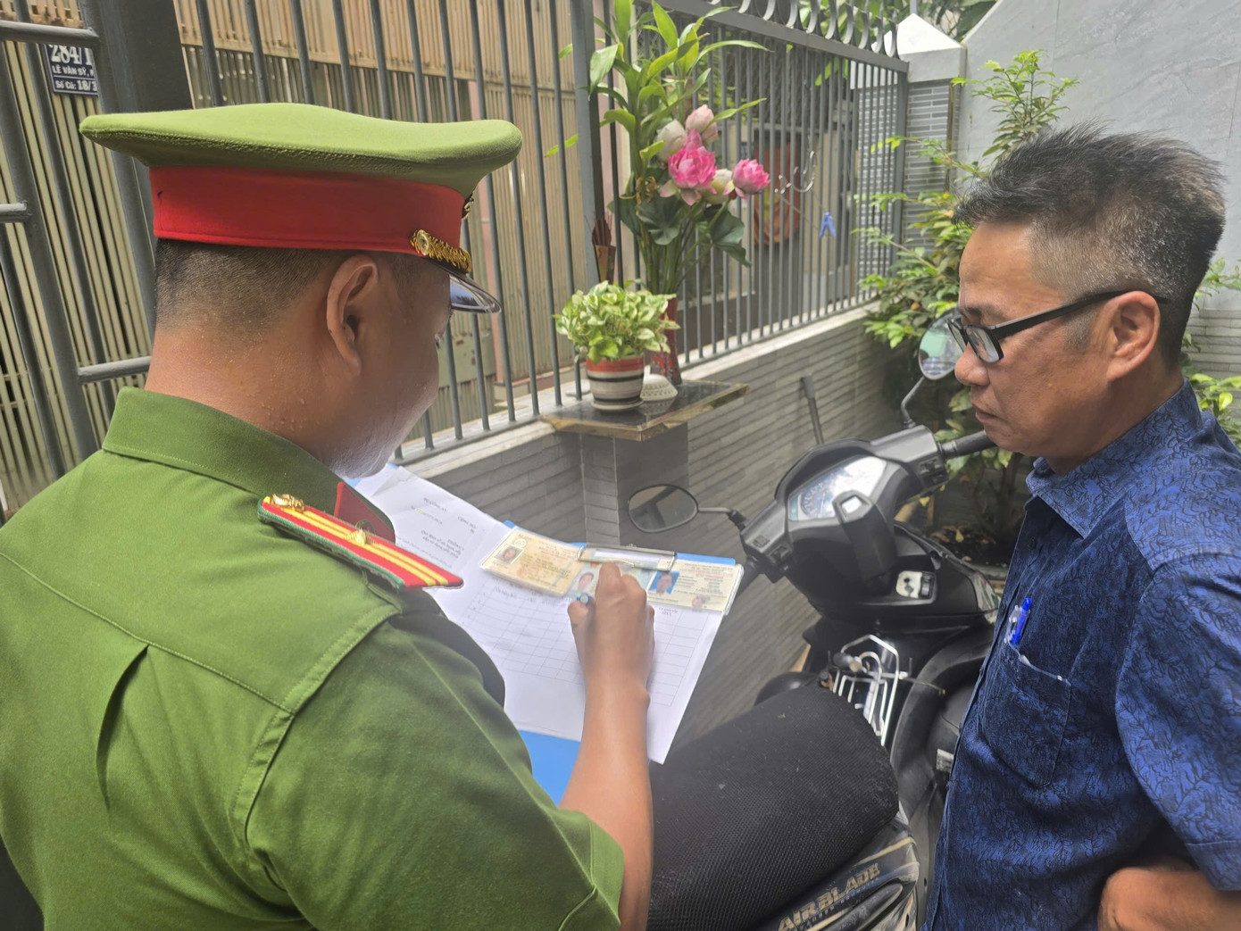 Từ 1/12, người mua bán xe không làm thủ tục đúng hạn có thể bị phạt đến 12 triệu đồng- Ảnh 1.