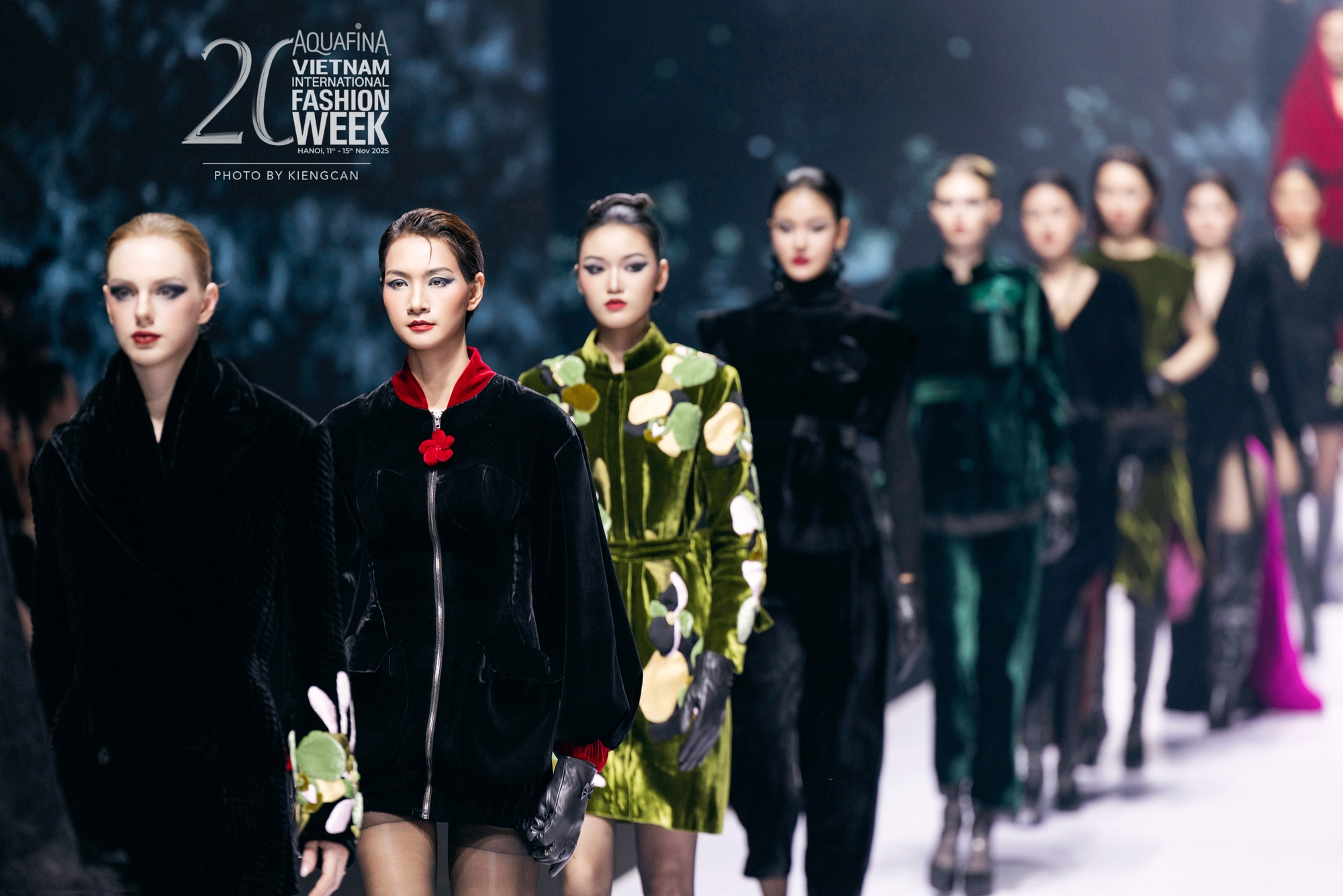 Từ những mũi thêu tay đến tinh thần couture bền bỉ của thương hiệu có tuổi đời 24 năm nổi tiếng với kỹ thuật xử lý nhung và lụa- Ảnh 2. Từ những mũi thêu tay đến tinh thần couture bền bỉ của thương hiệu có tuổi đời 24 năm nổi tiếng với kỹ thuật xử lý nhung và lụa- Ảnh 2.