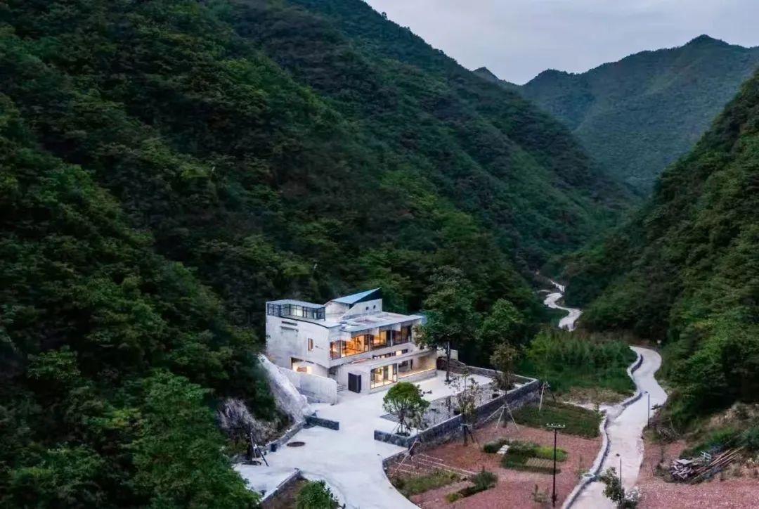 Nam nghệ sĩ 41 tuổi xây nhà bên vách đá dưỡng già cùng cha mẹ: Gia đình 9 người quây quần, sống ở nơi mình thích mới là bình yên- Ảnh 1.