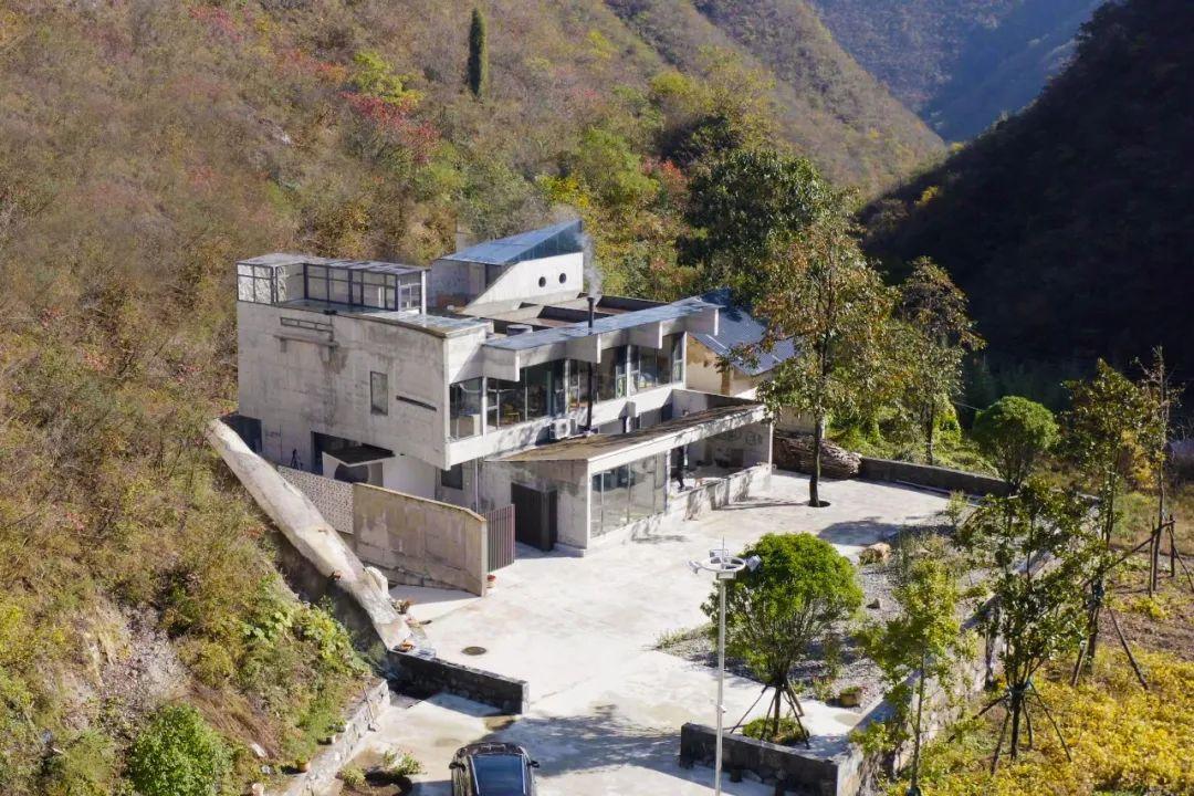 Nam nghệ sĩ 41 tuổi xây nhà bên vách đá dưỡng già cùng cha mẹ: Gia đình 9 người quây quần, sống ở nơi mình thích mới là bình yên- Ảnh 4.