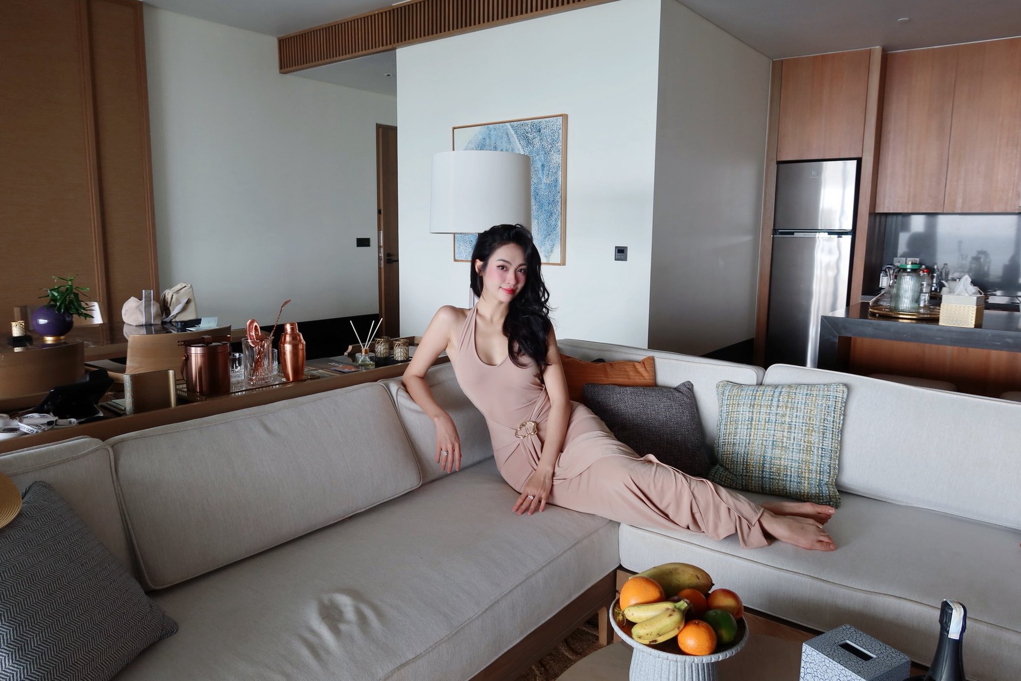 Á hậu Vũ Thuý Quỳnh: Ngồi xe Bentley, check-in du thuyền, được Đức Phạm Á hậu Vũ Thuý Quỳnh: Ngồi xe Bentley, check-in du thuyền, được Đức Phạm