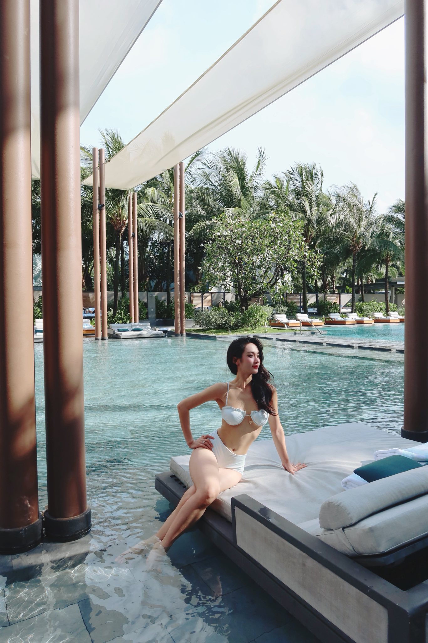 Á hậu Vũ Thuý Quỳnh: Ngồi xe Bentley, check-in du thuyền, được Đức Phạm Á hậu Vũ Thuý Quỳnh: Ngồi xe Bentley, check-in du thuyền, được Đức Phạm