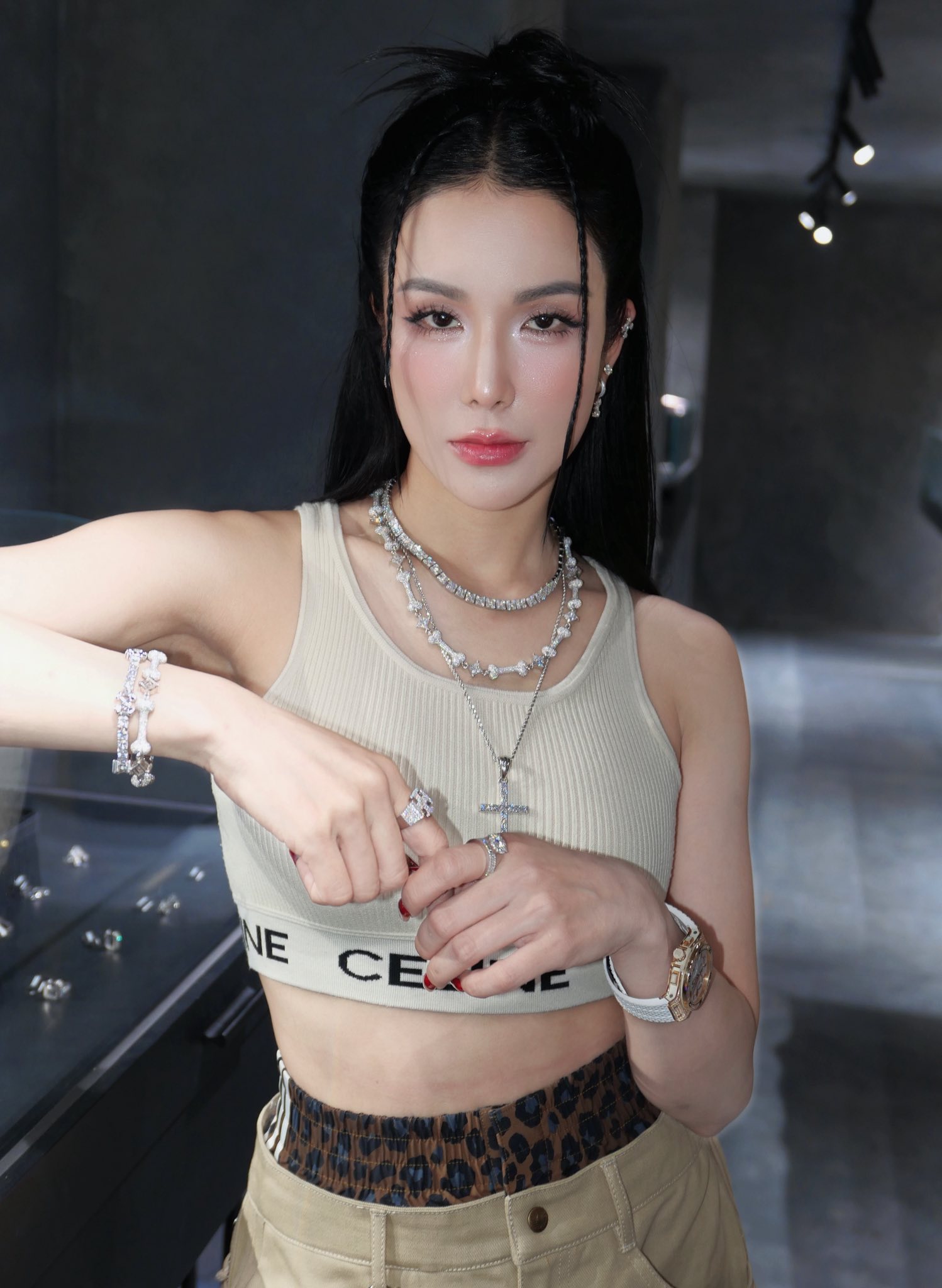 Clip: Diệp Lâm Anh có mặt tại cơ quan chức năng- Ảnh 4. Clip: Diệp Lâm Anh có mặt tại cơ quan chức năng- Ảnh 4.