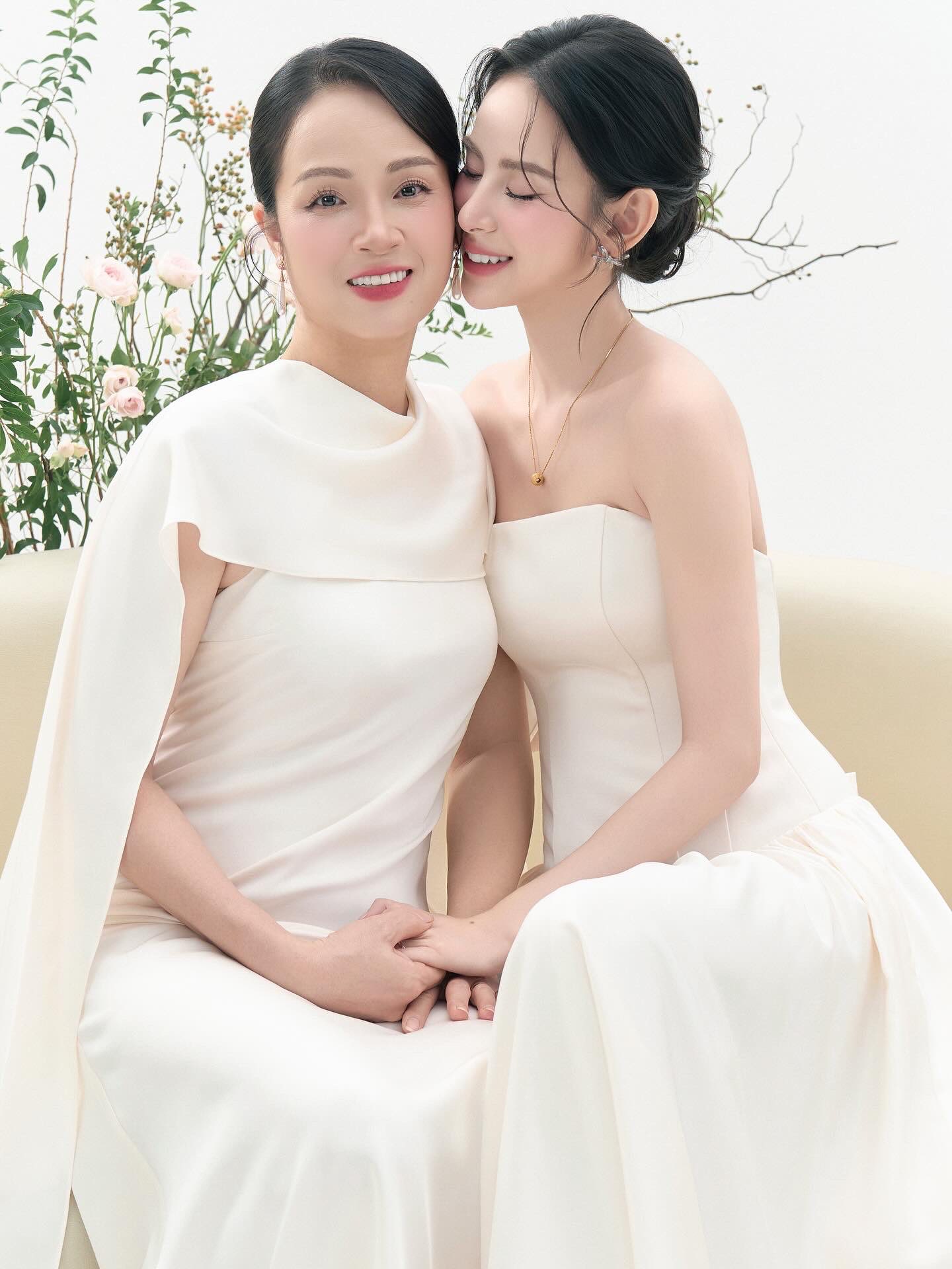 Hương Liên cưới con trai cựu chủ tịch hôm nay: Mẹ chồng và mẹ ruột được khen nức nở- Ảnh 4.