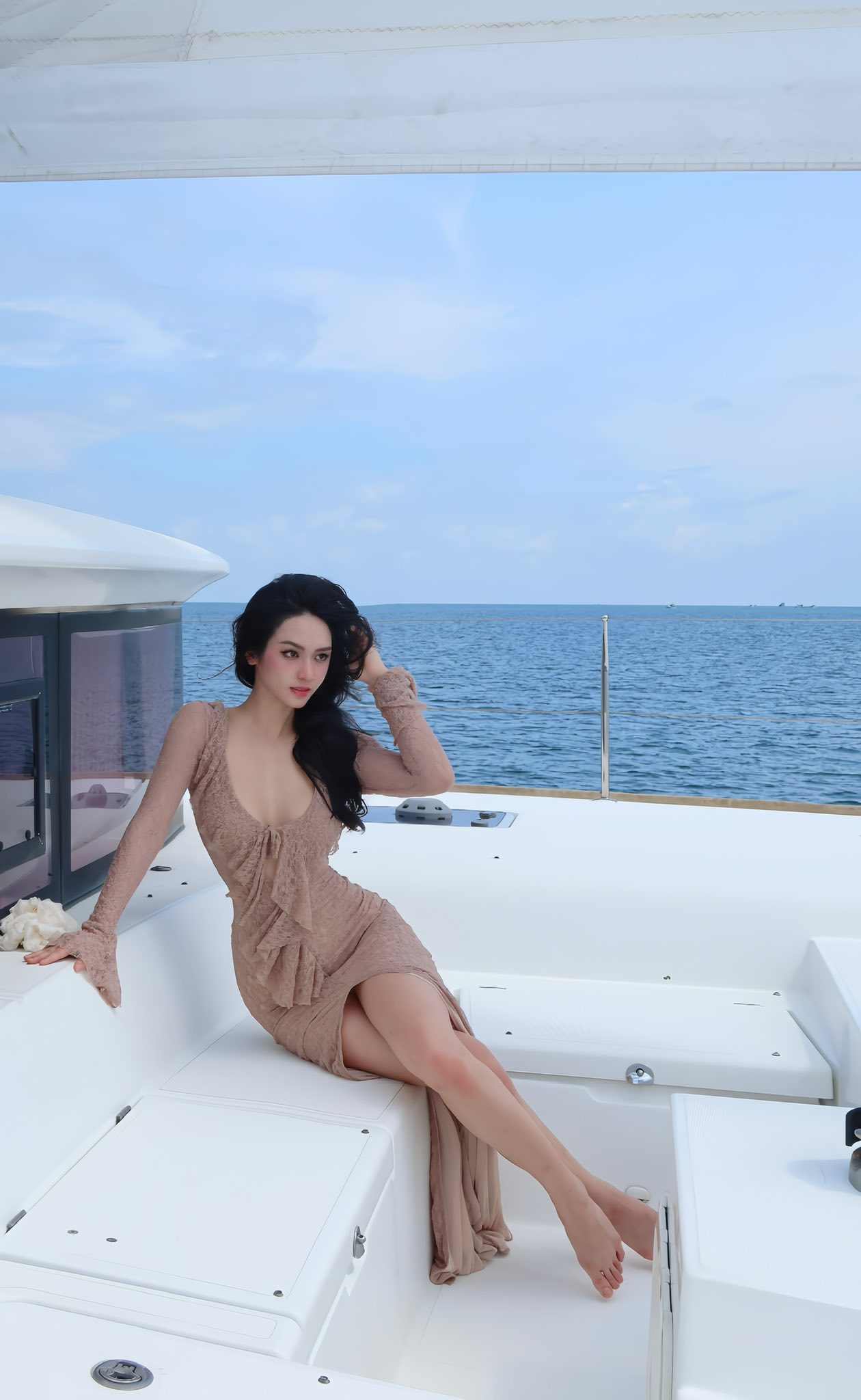 Á hậu Vũ Thuý Quỳnh: Ngồi xe Bentley, check-in du thuyền, được Đức Phạm Á hậu Vũ Thuý Quỳnh: Ngồi xe Bentley, check-in du thuyền, được Đức Phạm