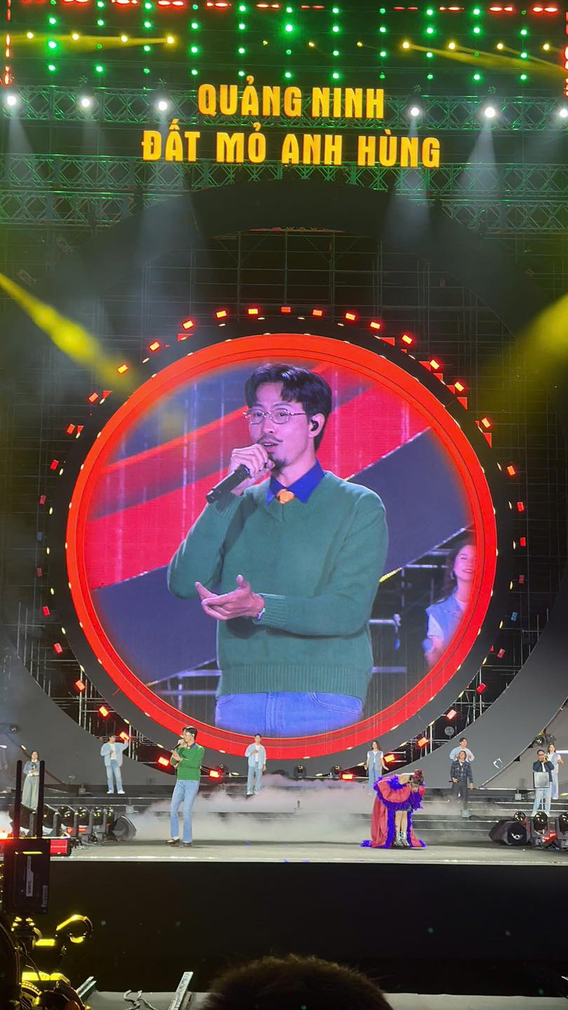 HOT: Đen chủ động nắm tay Hoàng Thuỳ Linh, trao nhau ánh mắt tình bể bình như muốn biến sân khấu thành lễ đường luôn rồi!- Ảnh 1. HOT: Đen chủ động nắm tay Hoàng Thuỳ Linh, trao nhau ánh mắt tình bể bình như muốn biến sân khấu thành lễ đường luôn rồi!- Ảnh 1.