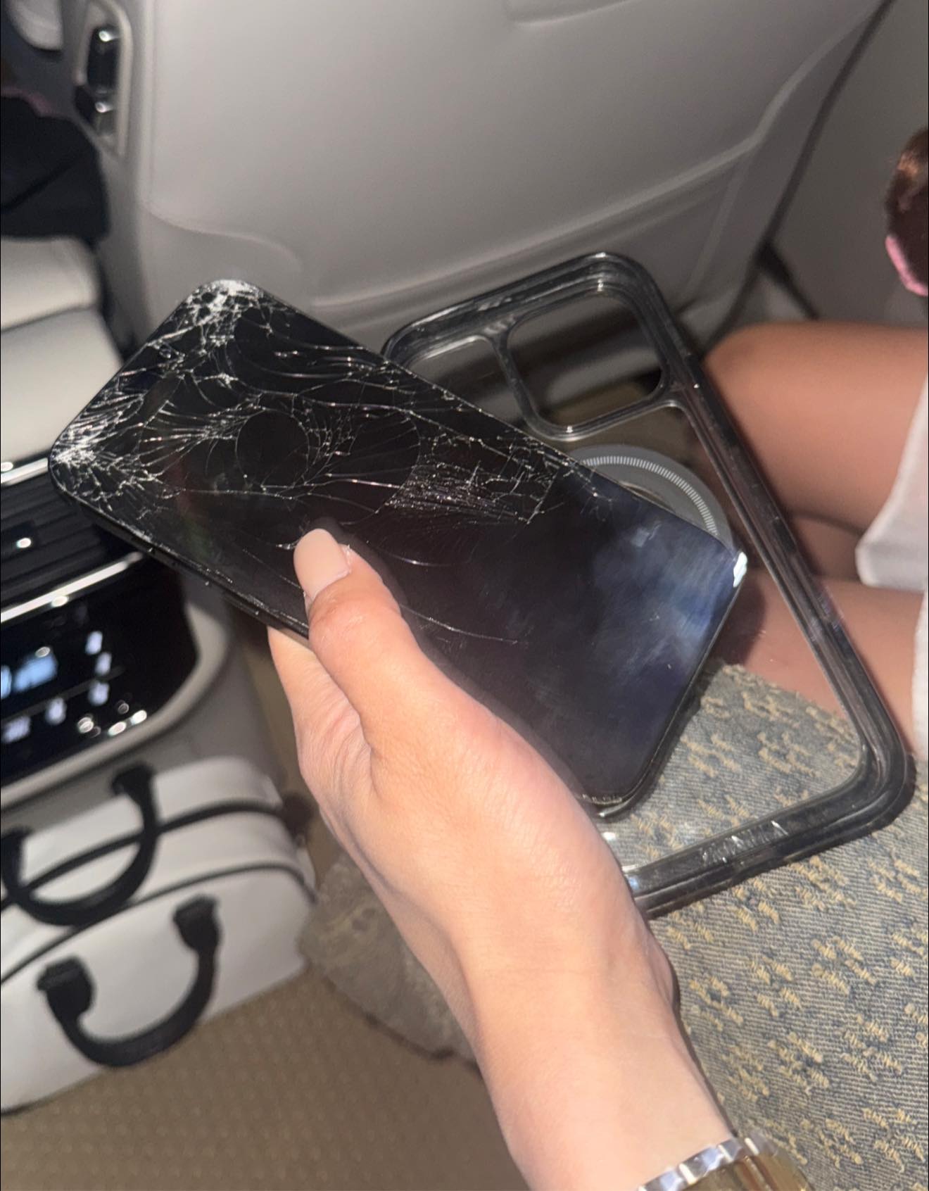 Clip: Diệp Lâm Anh có mặt tại cơ quan chức năng- Ảnh 1. Clip: Diệp Lâm Anh có mặt tại cơ quan chức năng- Ảnh 1.