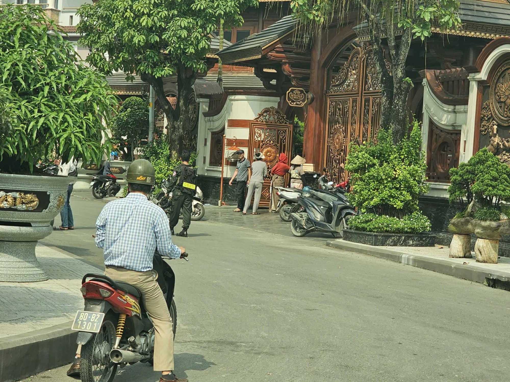 Hơn 100 cán bộ chiến sĩ công an có mặt tại biệt phủ của "bà trùm thẩm mỹ" Mailisa ở TP.HCM- Ảnh 1.