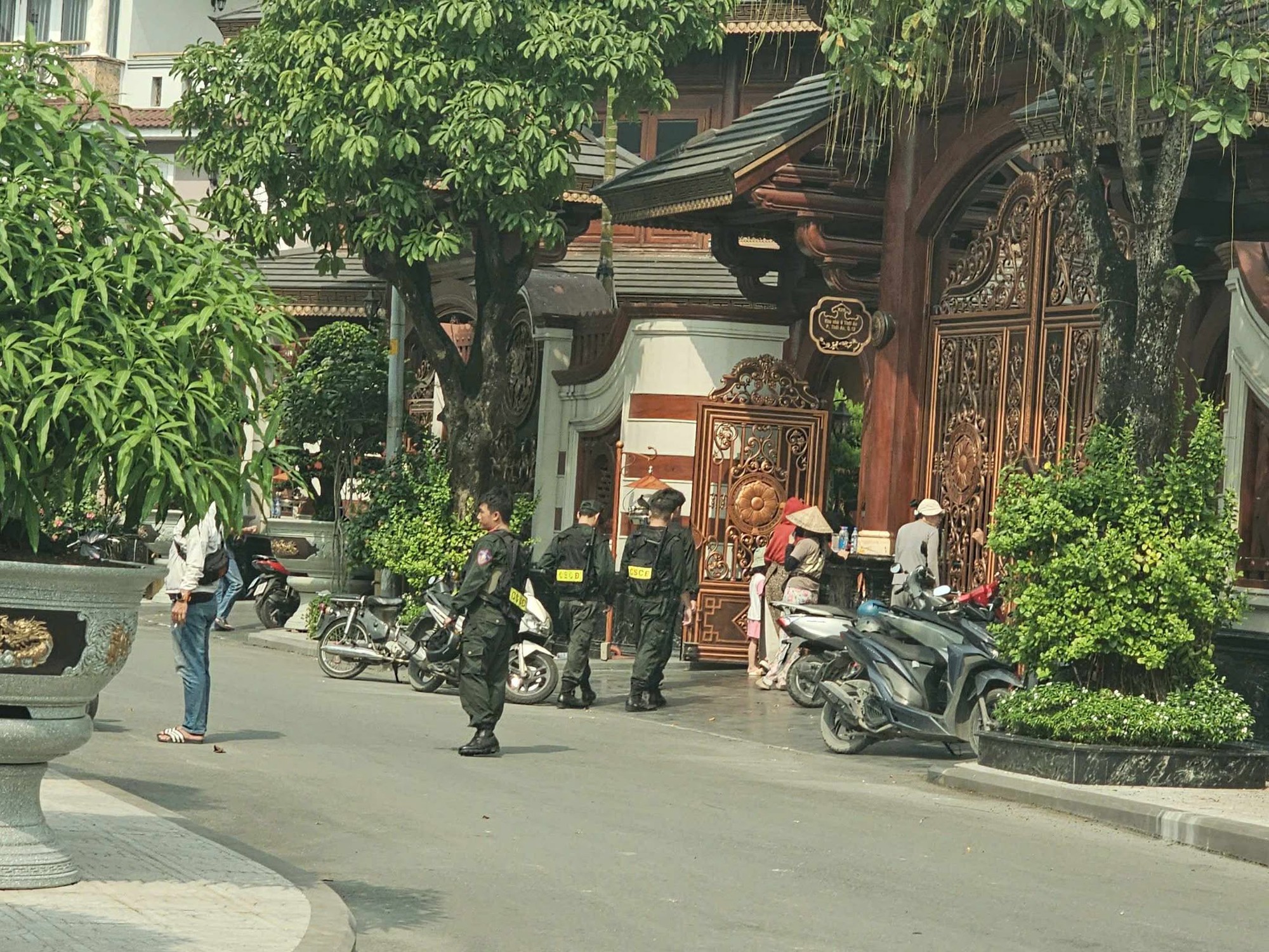 Hơn 100 cán bộ chiến sĩ công an có mặt tại biệt phủ của "bà trùm thẩm mỹ" Mailisa ở TP.HCM- Ảnh 2.