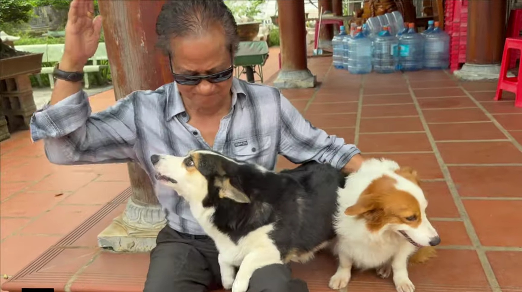 Chế Linh khoe khoảnh khắc hiếm có trong nhà thờ Tổ của Hoài Linh: "Khó quên"- Ảnh 2.