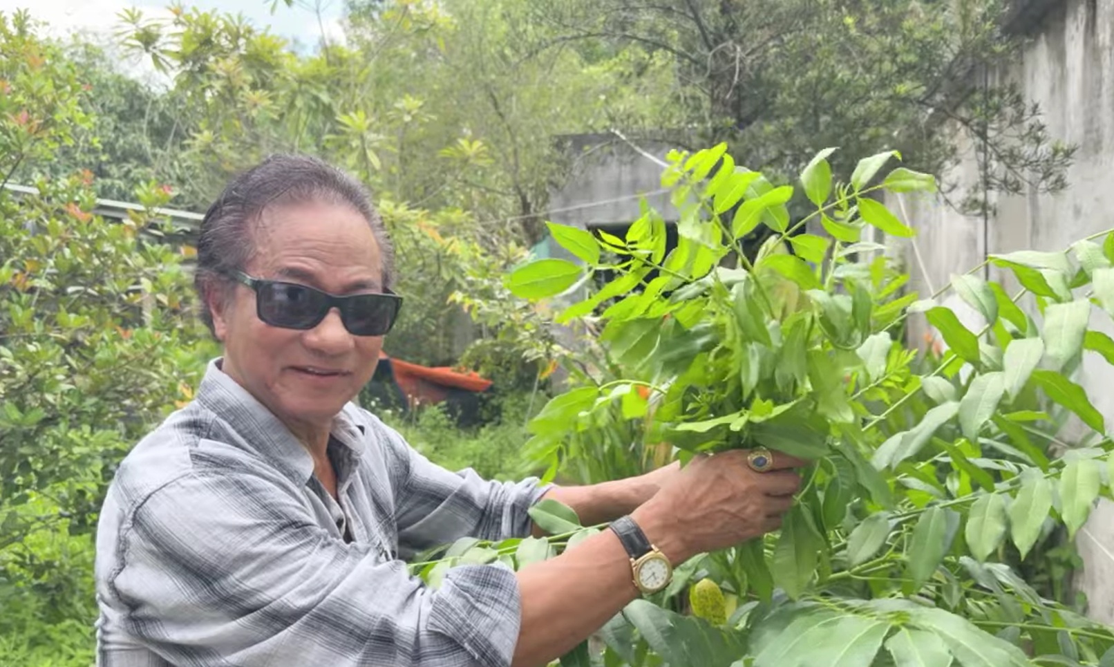 Chế Linh khoe khoảnh khắc hiếm có trong nhà thờ Tổ của Hoài Linh: "Khó quên"- Ảnh 1.