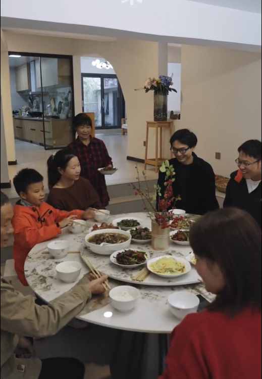 Nam nghệ sĩ 41 tuổi xây nhà bên vách đá dưỡng già cùng cha mẹ: Gia đình 9 người quây quần, sống ở nơi mình thích mới là bình yên- Ảnh 6.