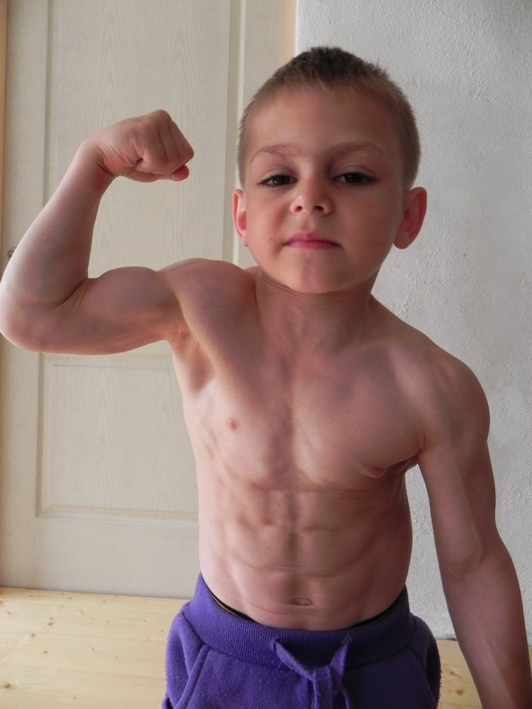 Đây mới là "quái vật thể hình", 2 tuổi tập gym, 5 tuổi lập luôn kỷ lục Guinness- Ảnh 1.